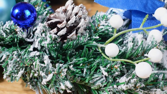Amazon.com: Knitgrip Pre-lit Christmas Wreaths for Front Door 13.7