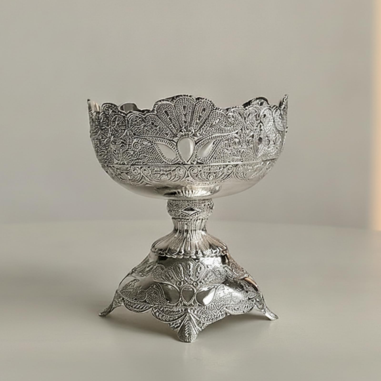 Industrielle Schale mit Silbernem Finish Und Aufwendiger Gravur als Elegante Präsentationsschale für Kleine Snacks Und Fingerfood für Einladungen Und Familienfeiern