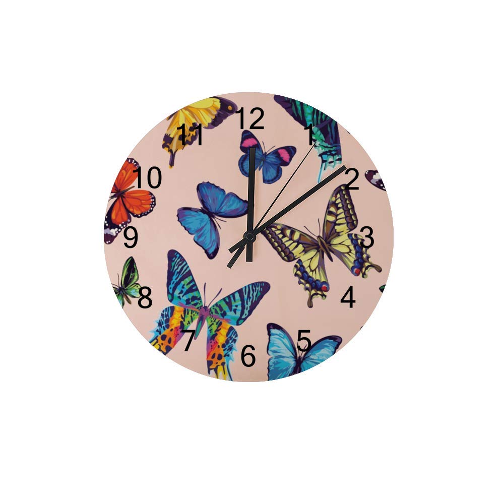 Horloge murale en bois rose à papillons pour créer un salon cocooning et accueillant