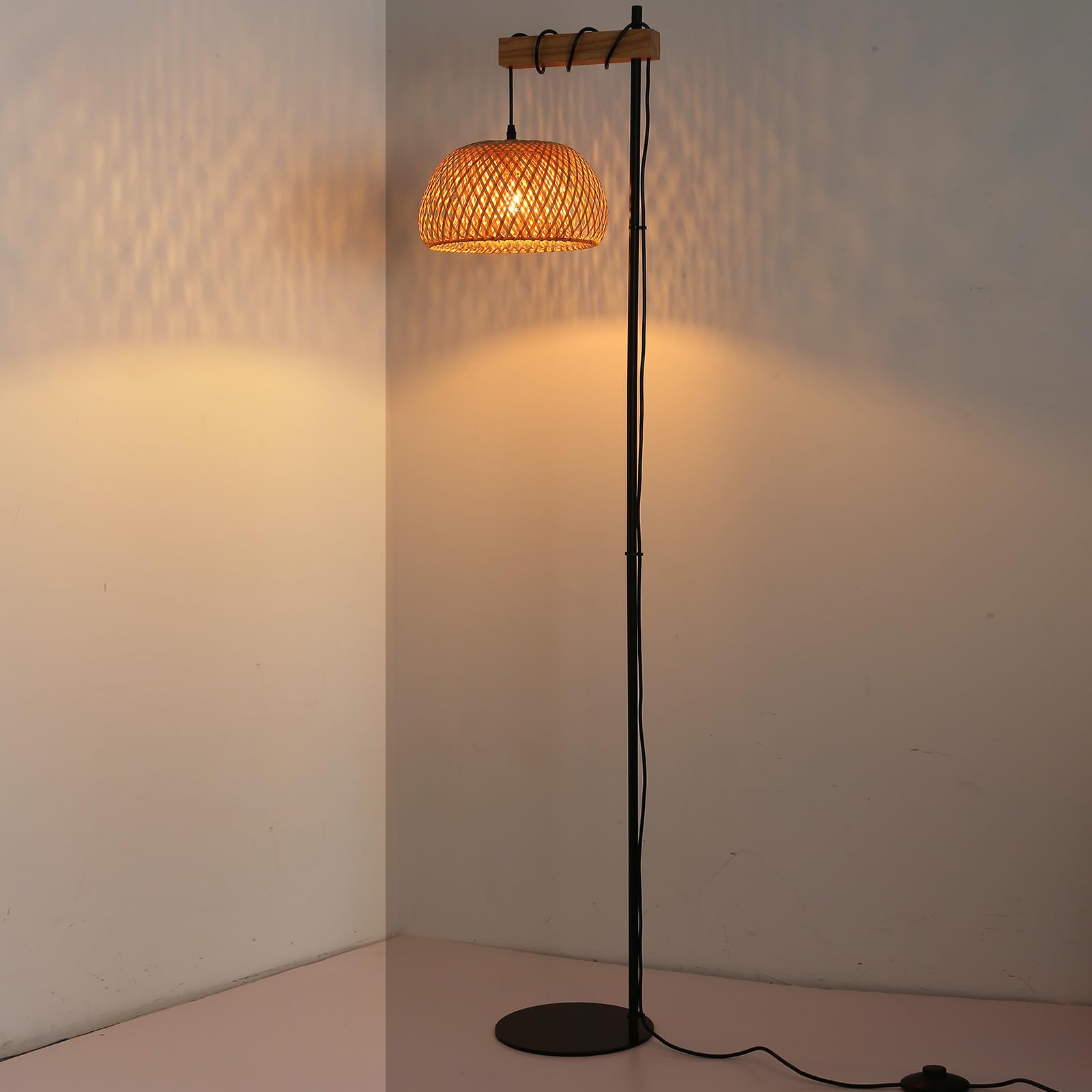 Alpinaluz Lámpara de Pie con Pantalla de Mimbre Natural Hecha a Mano – Estructura Negra y Madera, Base Ultrafina, Interruptor de Pie – Estilo Moderno Boho, Altura 157 cm, E27