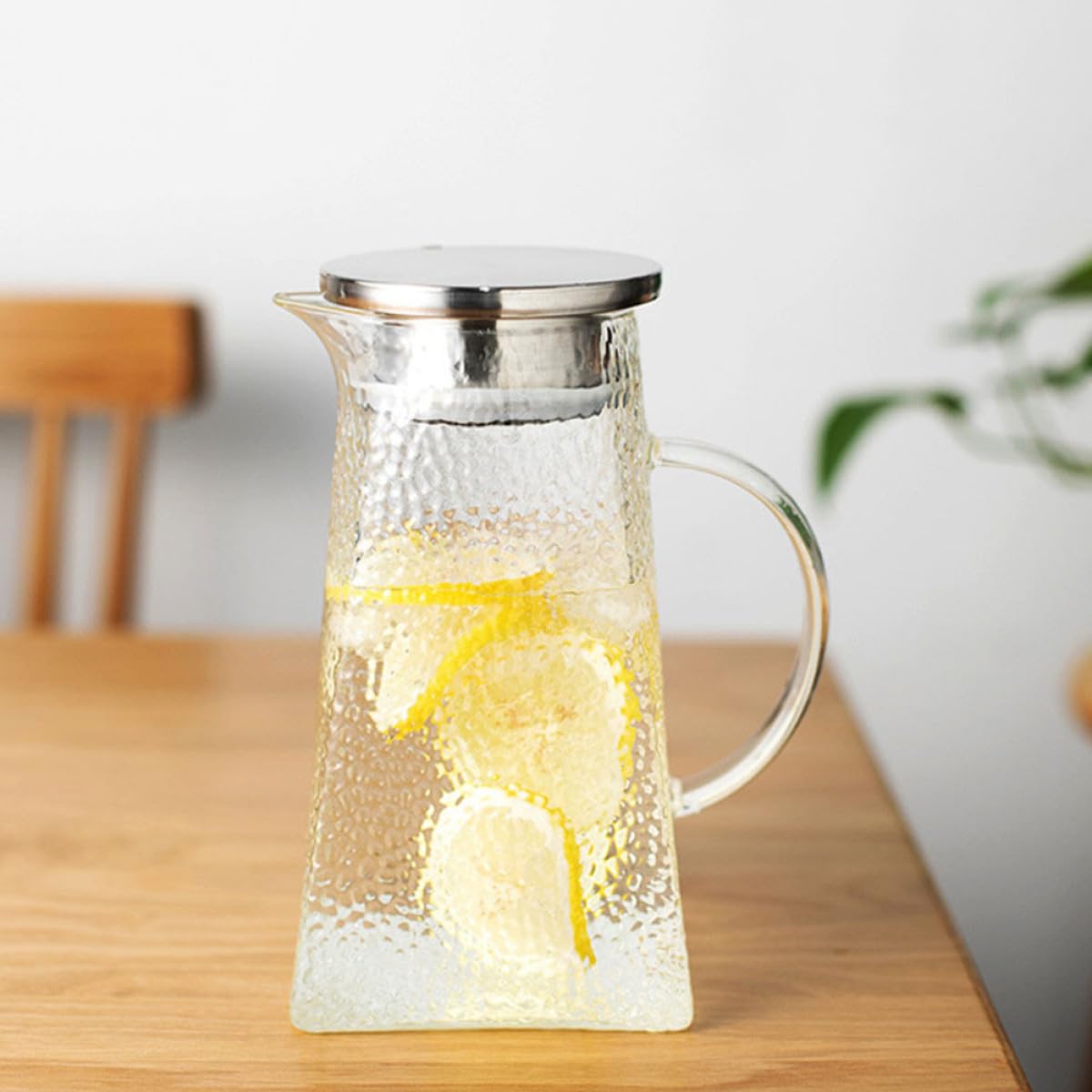 Tofficu Jarra de Agua Fría de Vidrio con Patrón Martillado, Capacidad 1.8l, Base Cuadrada, Apta para Hogar y Restaurante, Adecuado para Té Helado, Jugos y Bebidas Frías