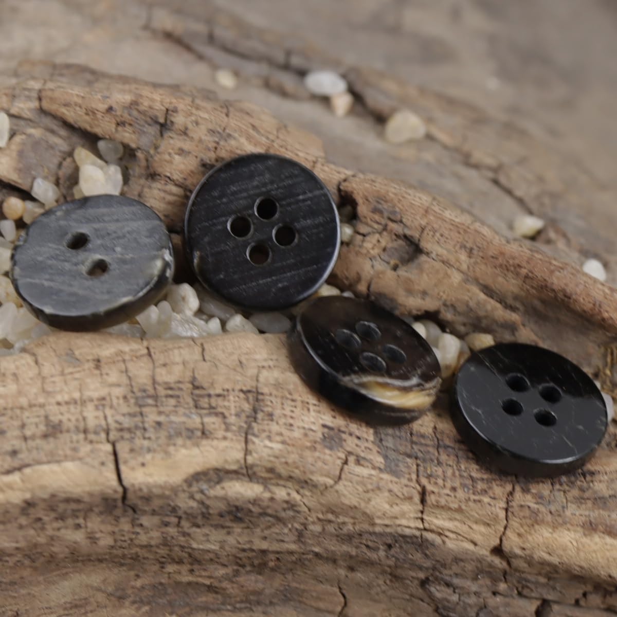 10 szt. 11,5 mm naturalne guziki z muszli, 4-otworowe okrągłe czarne rękodzieło do szycia muszli guziki do koszuli sukienka sweter kardigan DIY akcesoria dekoracyjne
