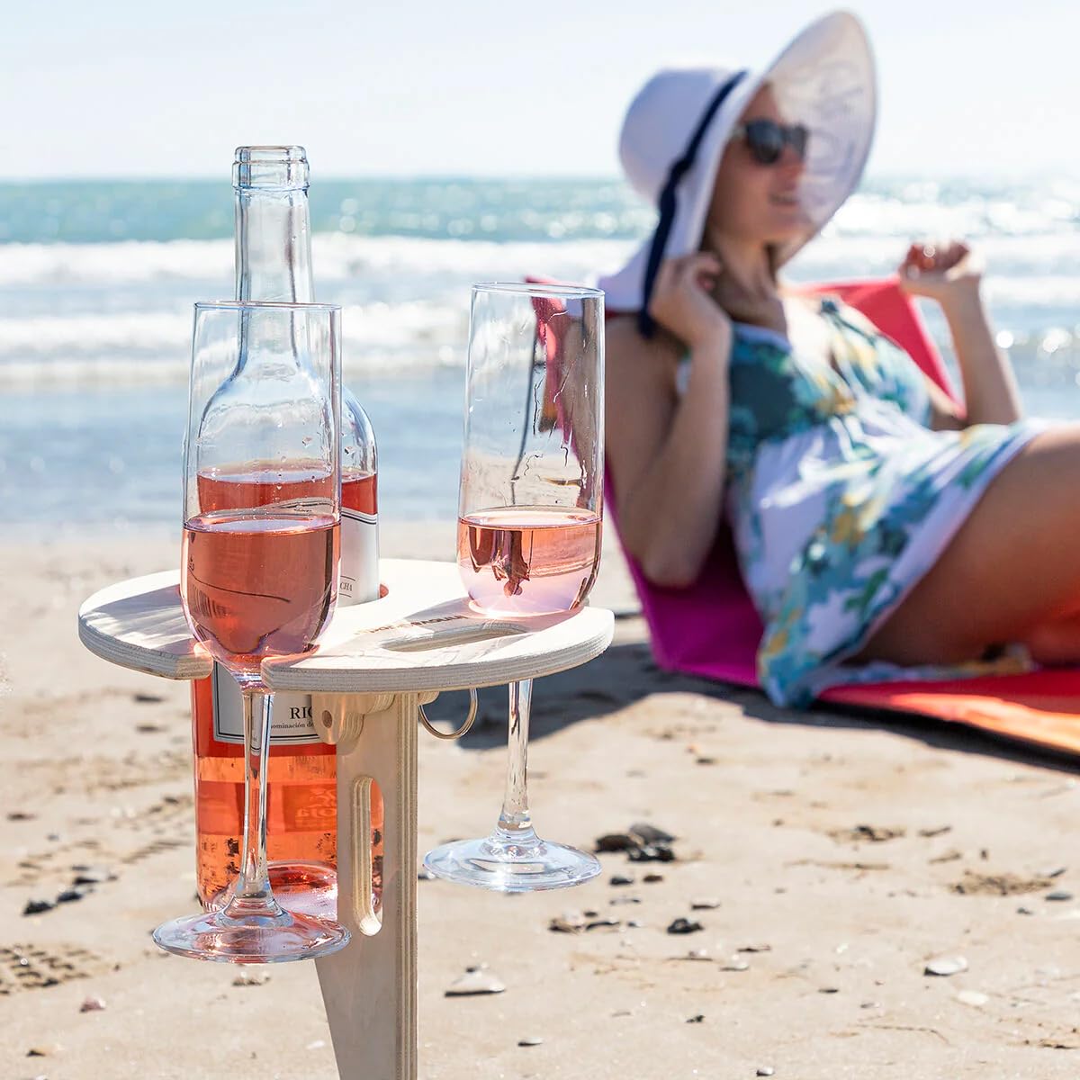 InnovaGoods® Propose la Table Pliante et Portable Winnek pour vin en extérieur, pour Profiter d'une soirée vin n'importe où, avec Un Design Pliable et Portable, Les barbecues et Les fêtes.