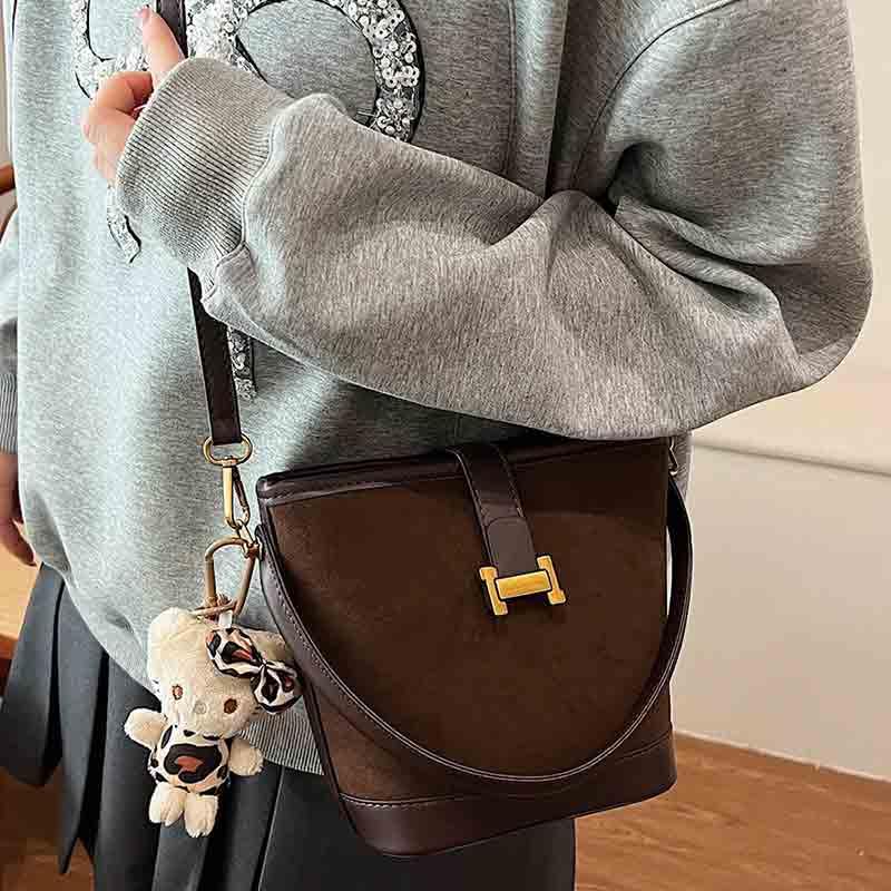 Women's retro niche leopard print crossbody bag suede bag versatile casual hand-held bucket bag2