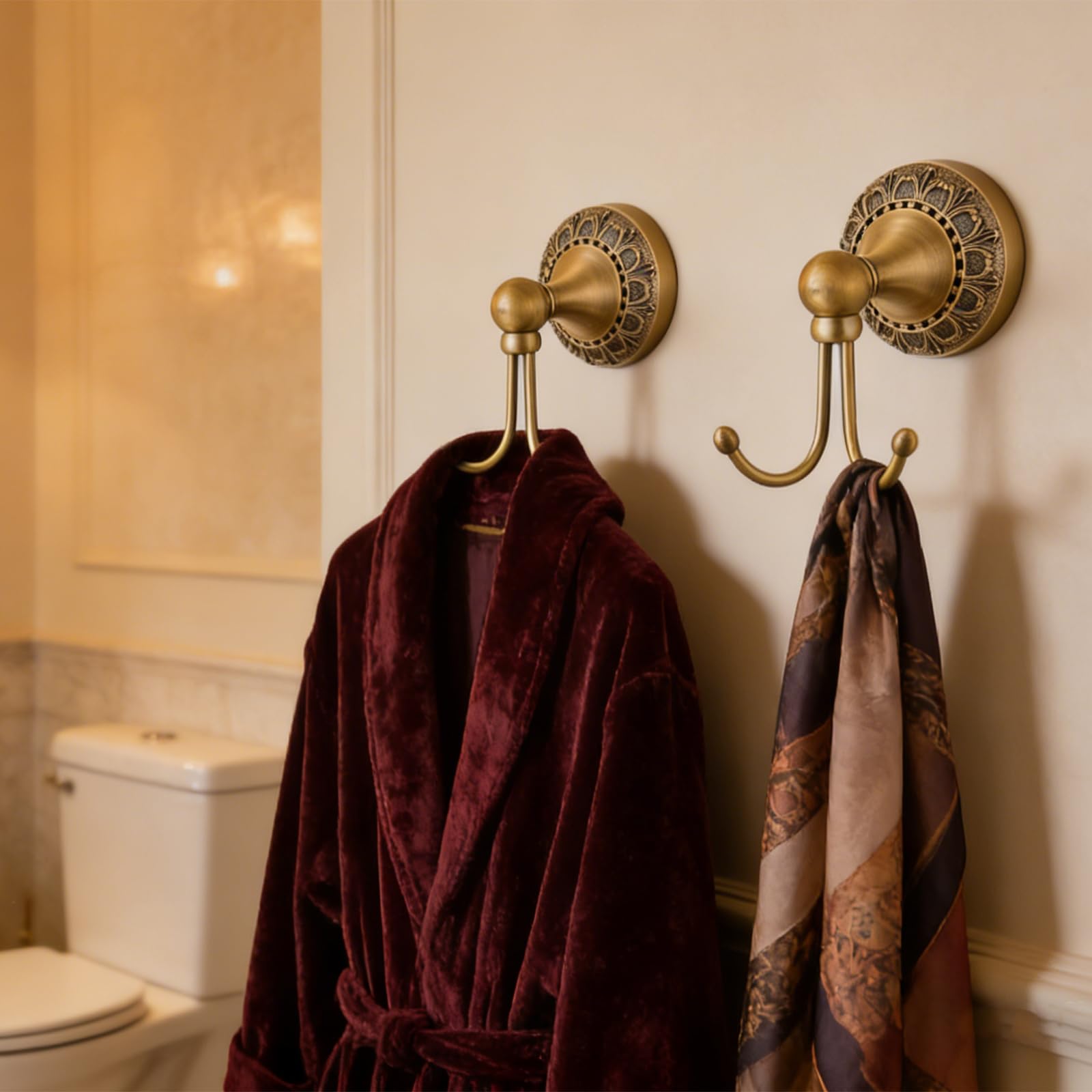 3er-Set Badezimmer Accessoires mit Antik-Gravur - Toilettenpapierhalter, Handtuchring & Doppelhaken - Langlebiges kratzfestes Metall Bad-Set für Bad & Gäste-WC - Klassisches Vintage Design