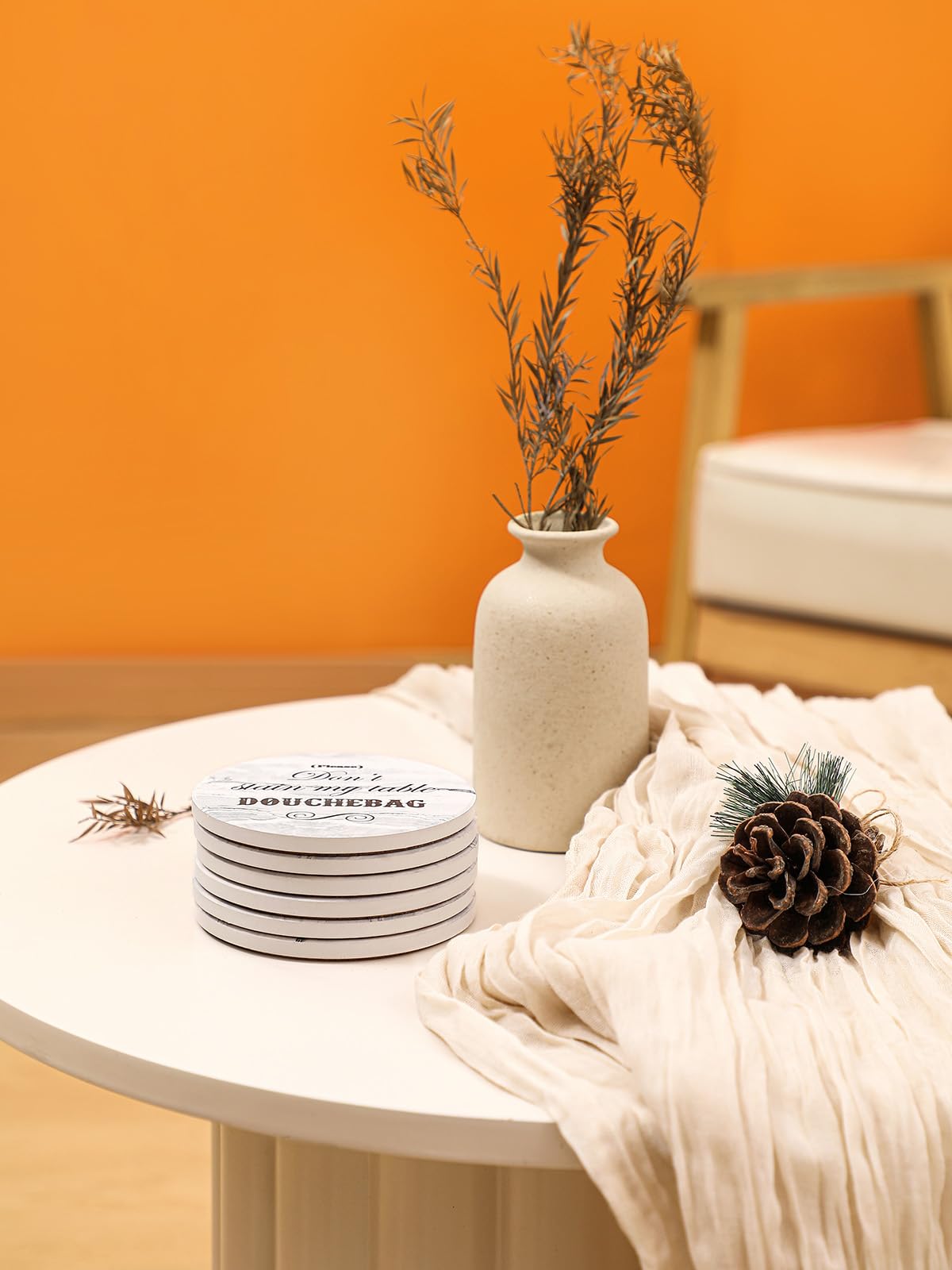 LIFVER Posavasos divertidos para bebidas absorbentes con soporte, juego de 8 posavasos con base de corcho, cerámica de mármol blanco estilo posavasos con 4 refranes para mesa de madera