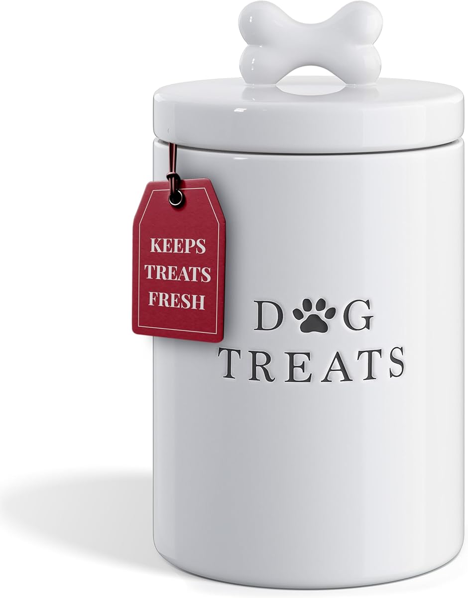 Barnyard Designs Recipiente de cerámica para golosinas para perros con tapa hermética (blanco) | Recipiente de almacenamiento rústico grande y tarro de galletas para encimera de cocina; la tapa hermética mantiene los alimentos frescos; Decoración de la granja