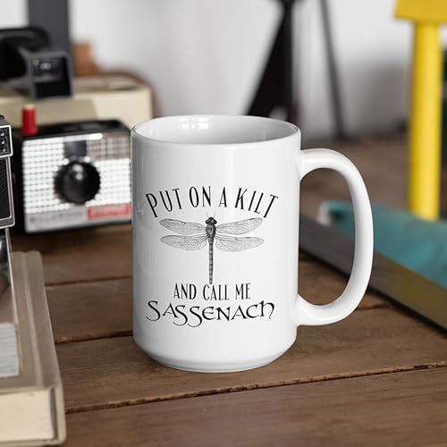 Miniatura 5 de Ashton Books-n-Things Put On a Kilt and Call Me - Taza de café de cerámica blanca inspirada en Outlander de 15 onzas para mujeres, hombres, él, su