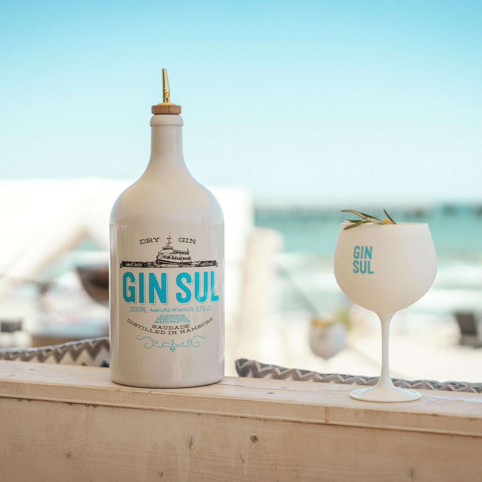 Gin Sul – 1 x 3l Distilled Dry Gin made in Hamburg 43% Vol., Doppelmagnum mit Metall Ausgießer als Geschenk, Aromen von Wacholder & Zitronen aus Portugal | Aromen von Wacholder & Zitronen aus Portugal