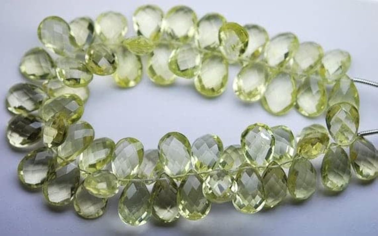 Quartz citron facetté en briolette poire pour créer des bijoux d'été lumineux