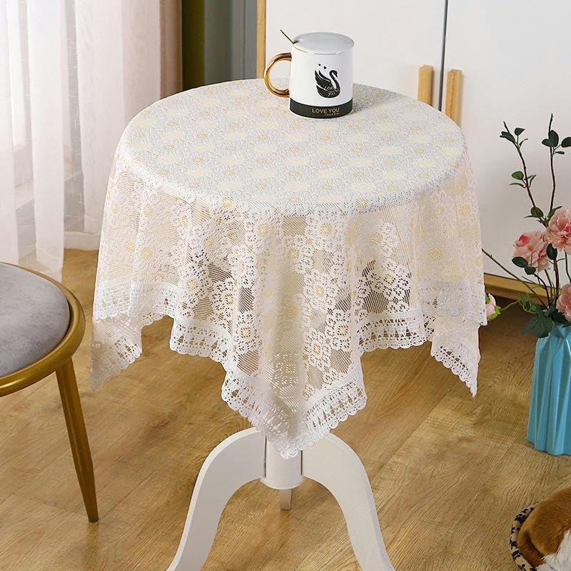 Nappe circulaire en dentelle violette pour une petite table de repas chaleureux