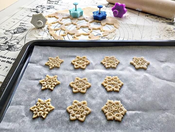 R&M Christmas, Winter Pastry & Cookie Cutter Set of 4, Assorted Colors and Designs, Winter, Frozen, Snowflakes. 2 Inch Cookie Cutter - Image 9