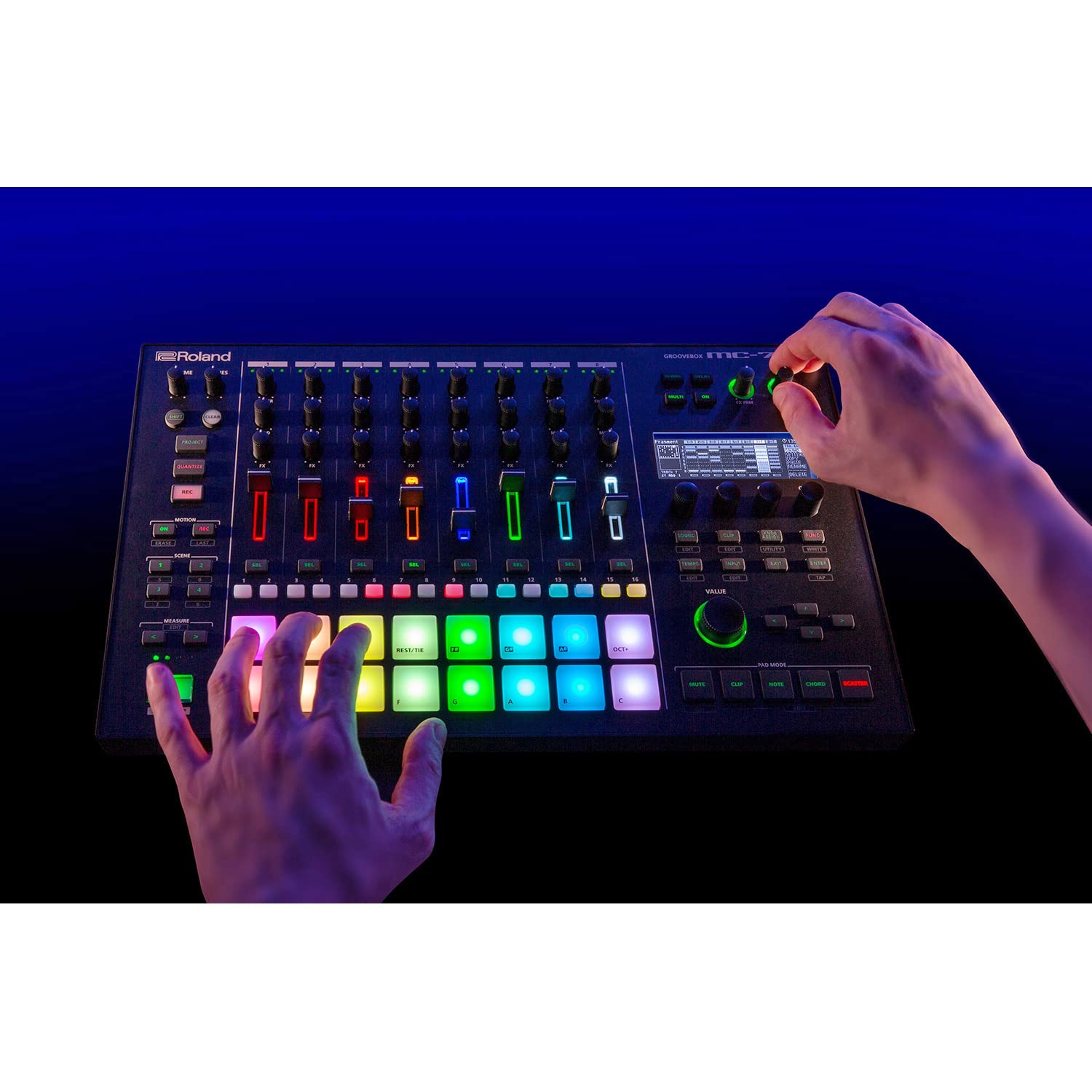 Roland MC-707 Groovebox DJ Mesa de mezclas Secuenciador Sampler + keepdrum Soporte para Ordenador Portátil, Negro