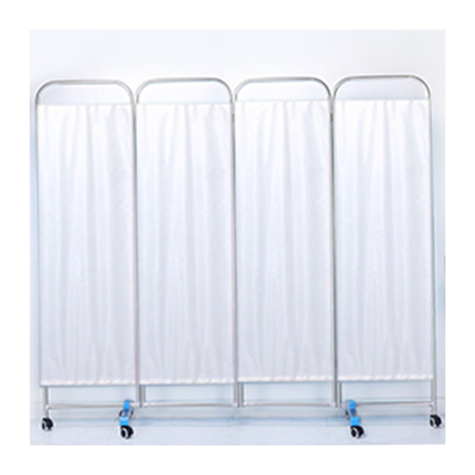 Rideaux blancs sur paravent pliable pour masquer un espace de rangement