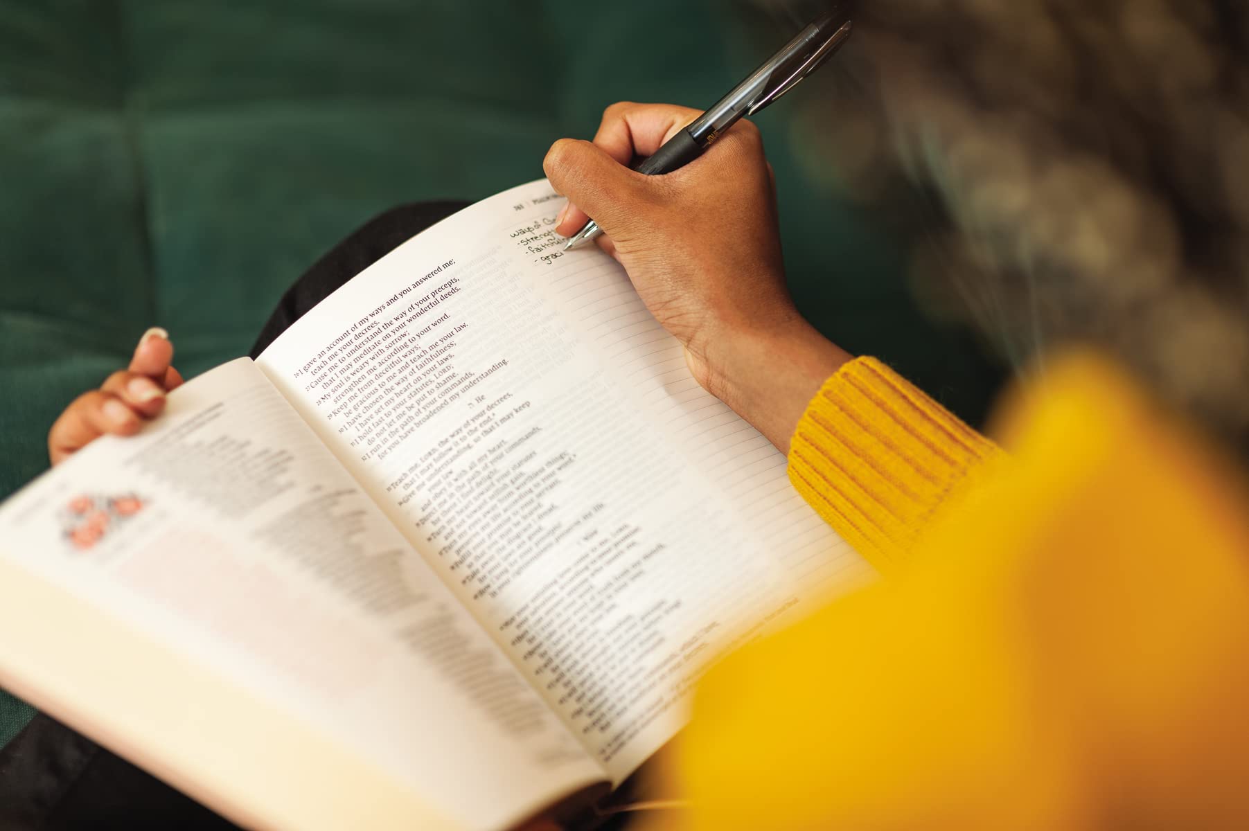 NIV, Journal the Word Bible for Women, Cloth over Board, Navy, Red Letter, Comfort Print: 500+ Prompts to Encourage Journaling and Reflection - Image 8