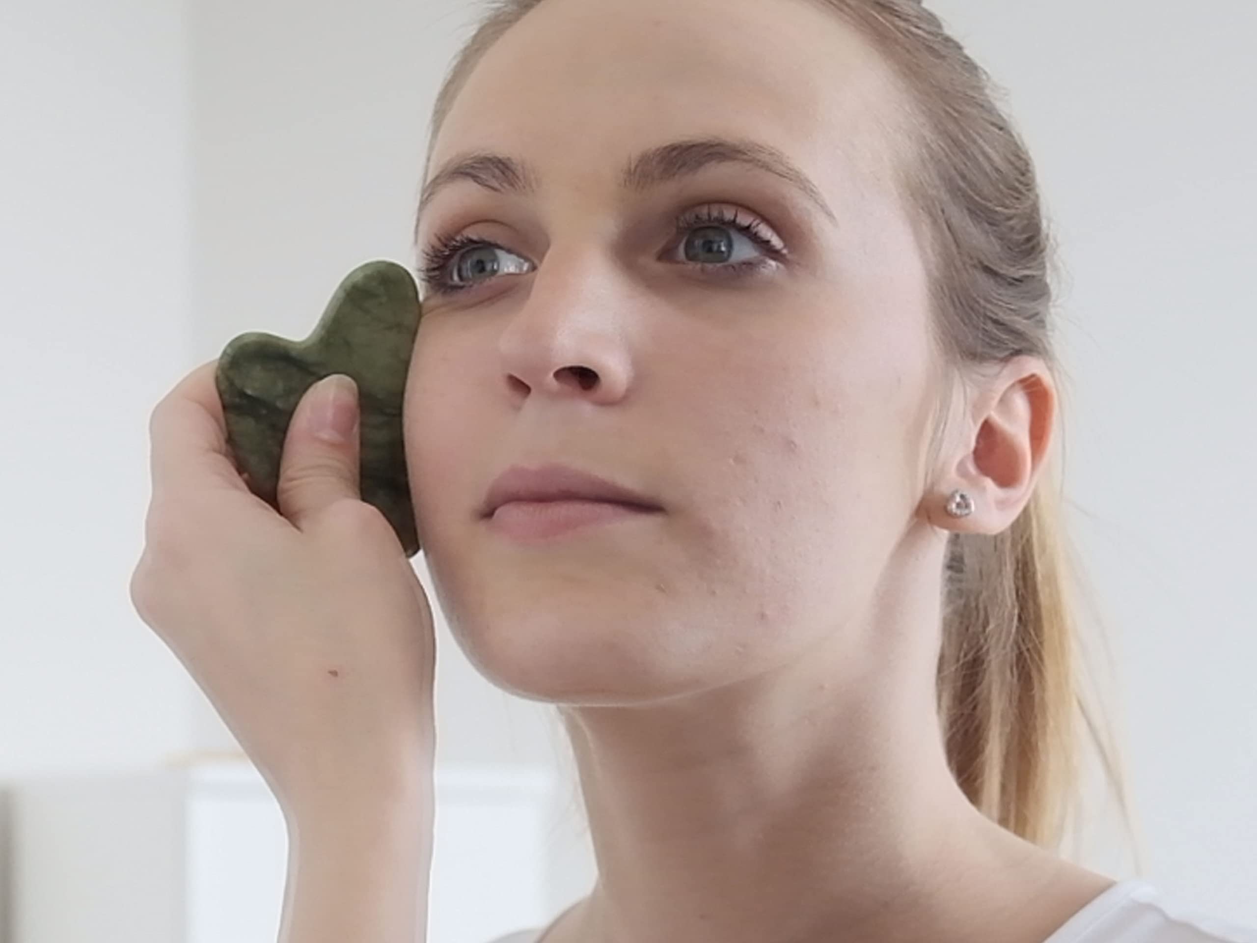 BEPER C301ABE101 Jade Gua Sha wałek i kamień, Jade Roller & Gua Sha Narzędzie do masażu, masaż twarzy i ciała, kojący, modelujący i przeciwstarzeniowy, zielony