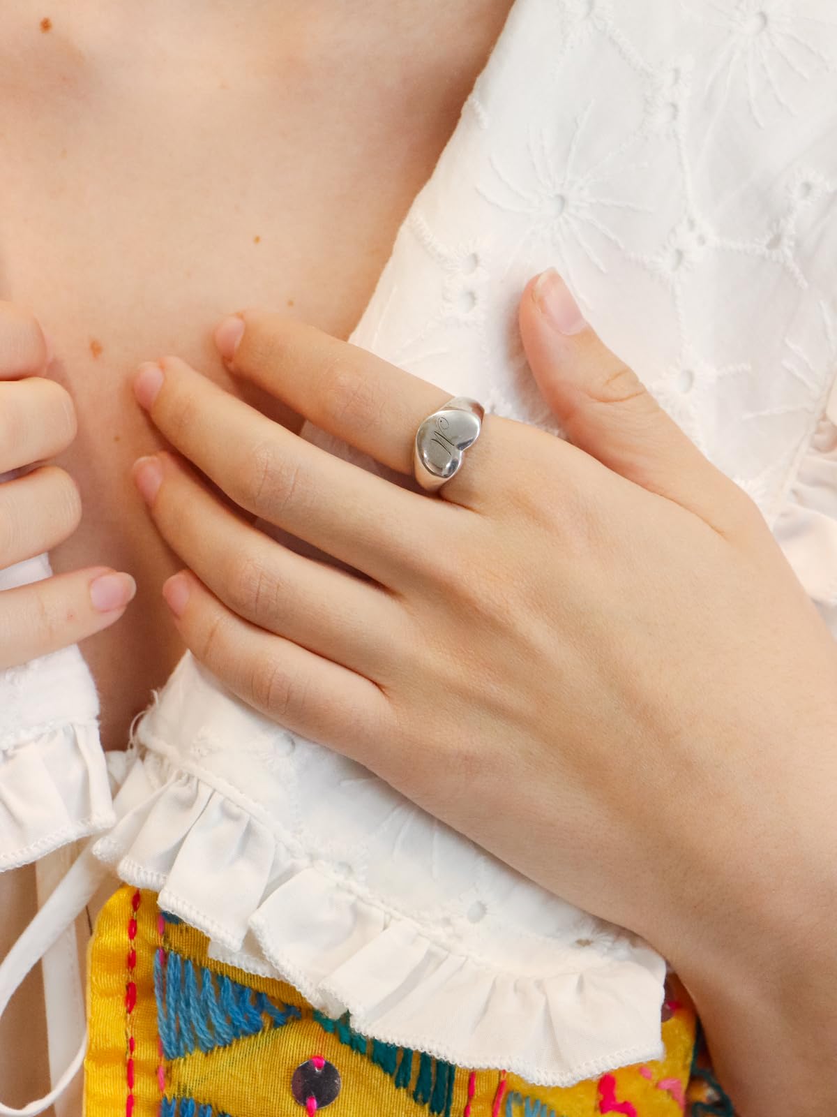 Anillo de Sello con Corazón y Inicial Grabada - Joyería Personalizada