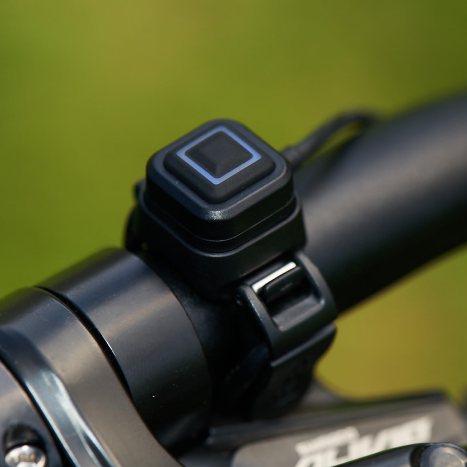 Amazon | Knog Blinder E 1300ルーメン 電動自転車ヘッドライト - 1300