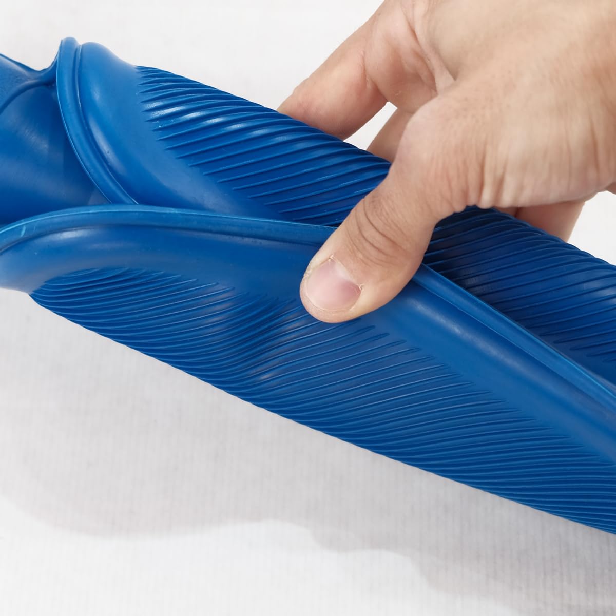 Bolsa de Agua Caliente 2L con Funda - Ideal para Alivio de Dolor y Relajación - Apta para Uso en Invierno y Terapias - Bolsa Frío Calor Reutilizable para Mayor Versatilidad