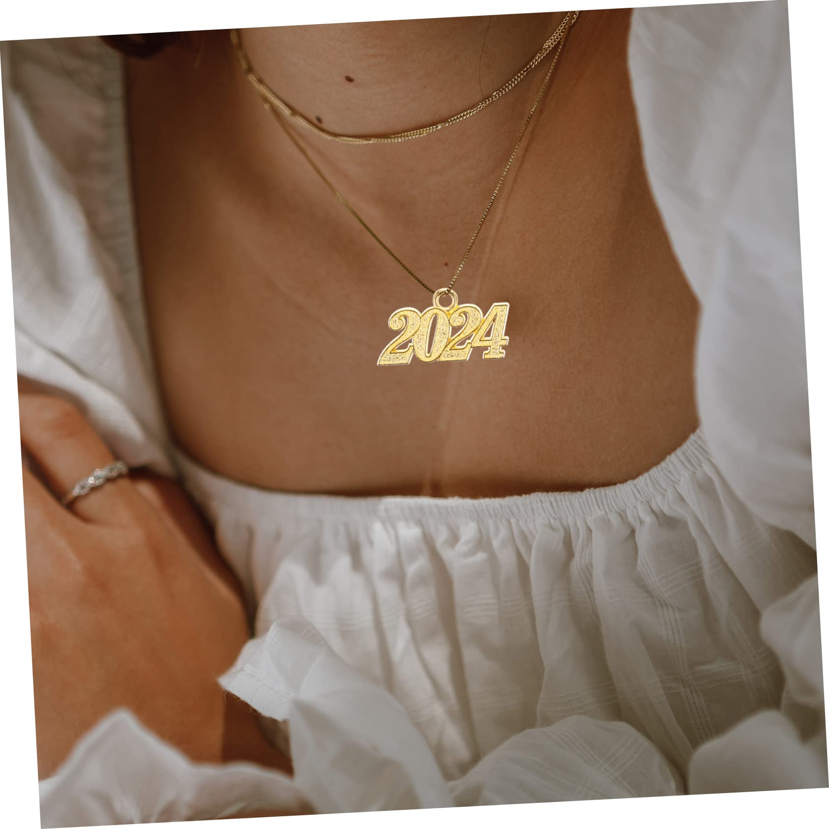 Angoily 150 Piezas Dijes Colgantes Hacer Pulseras y Collares DIY Charms de Metal Dorado para Manualidades de Graduación Adornos Versátiles para Bisutería y Llaveros