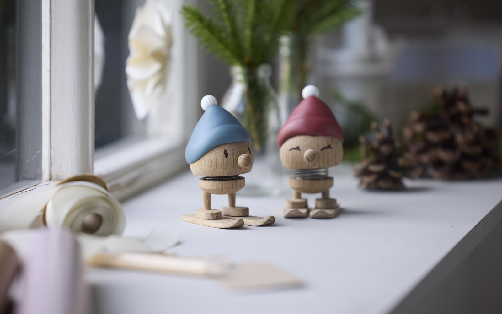 Hoptimist Skiing Bumble Décoration de Noël en Bois, Petite décoration hivernale, décoration Ski, Figurine Skieur pour Noël, diamètre 4,8 cm, Hauteur 9,6 cm, Petit Format, chêne/Baie