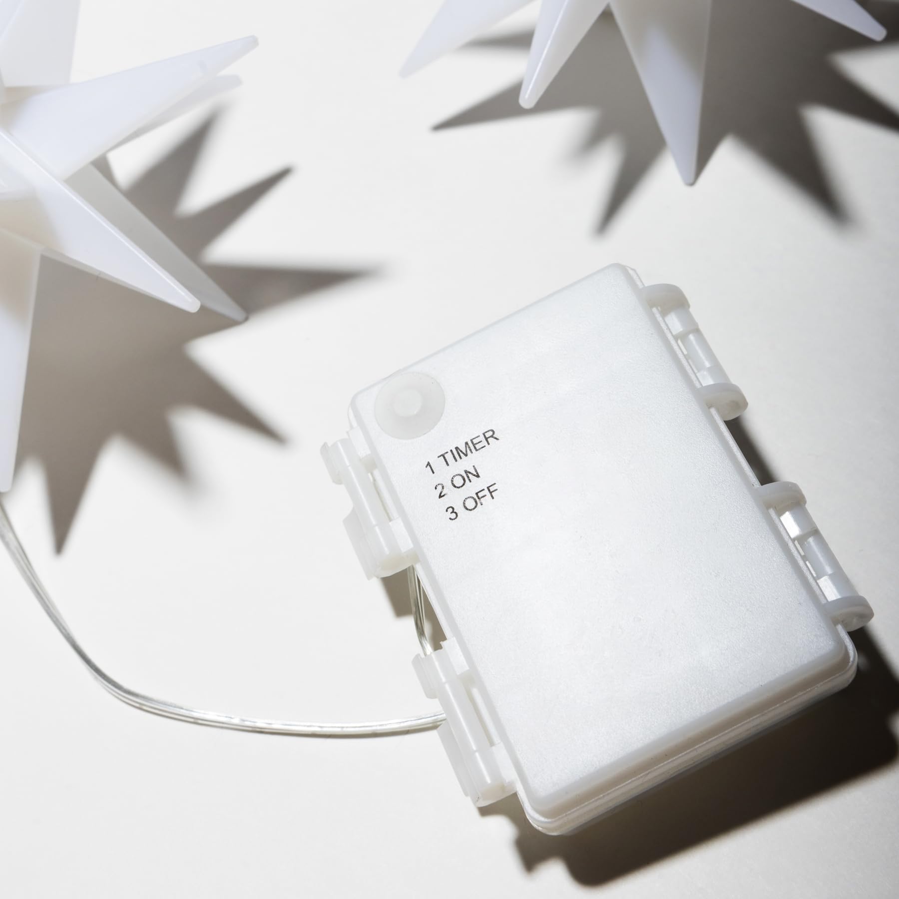 Elf Logic Juego de ocho mini luces LED de 4 pulgadas con forma de estrella morava. Luces de Navidad colgantes al aire libre, decoración de vacaciones, luces de porche, estrellas de Adviento o luces de