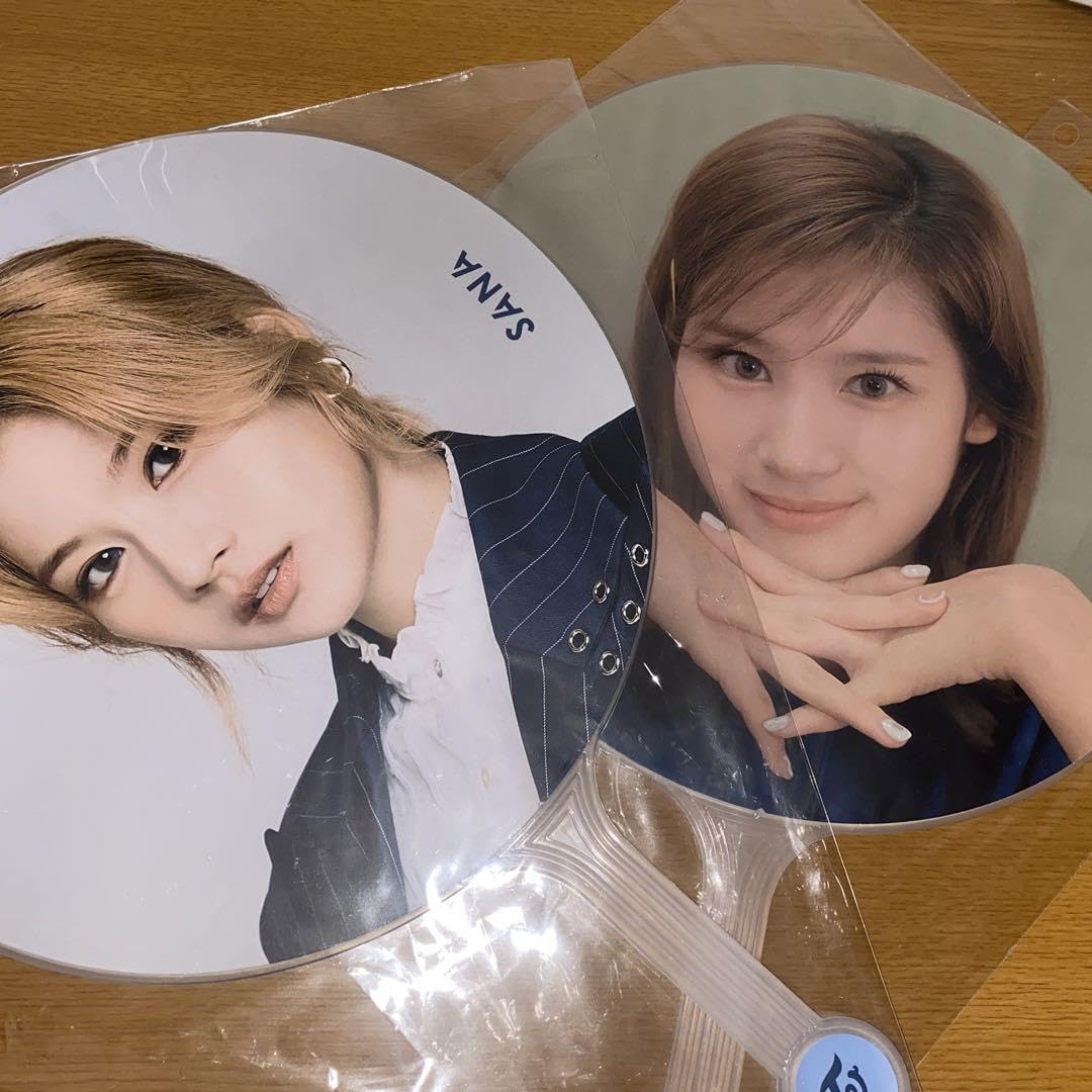 Amazon.co.jp: 公式廃盤TWICE サナ うちわ2枚セット : ホーム＆キッチン