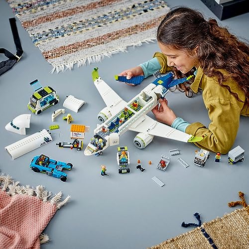 LEGO City Aereo Passeggeri, Modellino di Aeroplano Giocattolo da Costruire con 9 Minifigure e Veicoli dell'Aeroporto: Autobus, Trattore Aeroportuale, Camion del Catering e Furgone, Idea Regalo 60367 - Immagine 1