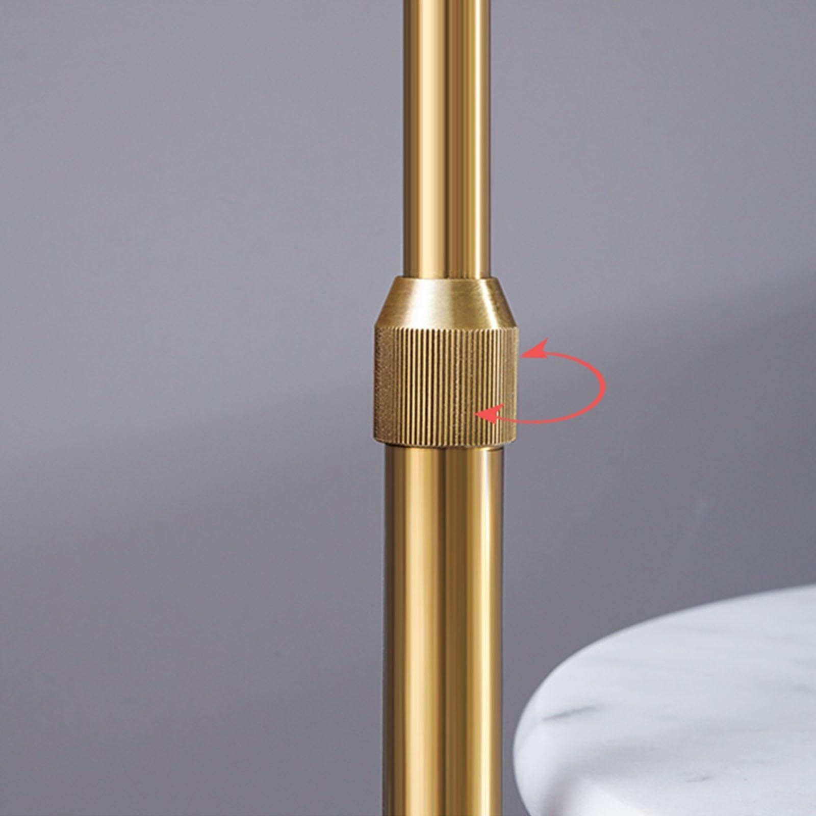 Alta Lampada da terra moderna ed elegante con vassoio for il bar dell'ufficio