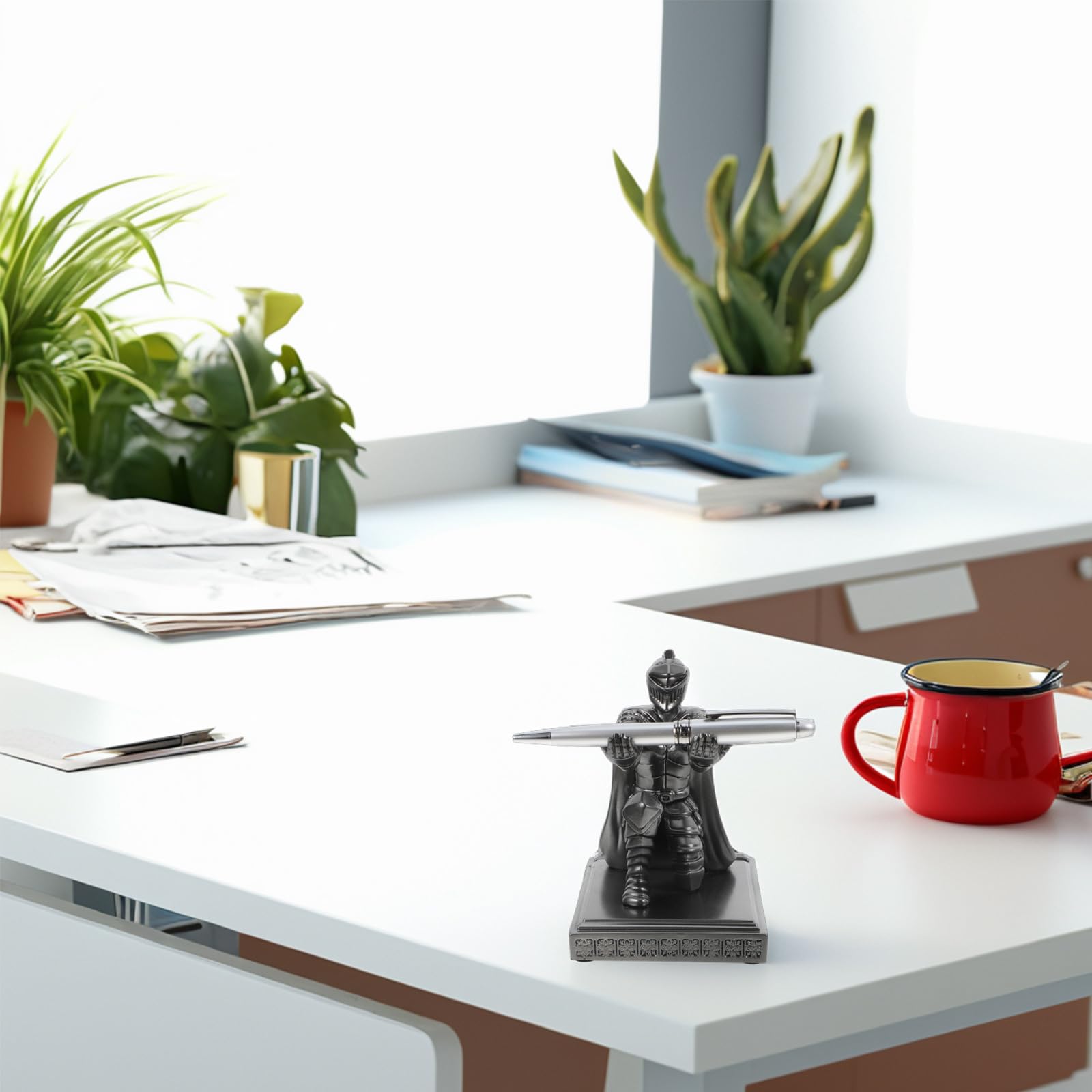 balacoo Einzigartiger Stifthalter Elegante Desktop Dekoration in Ritterform aus Kunstharz und Edelstahl mit Einem Stift Stabil und Leicht zu Reinigen für Schreibtischzubehör im Büro