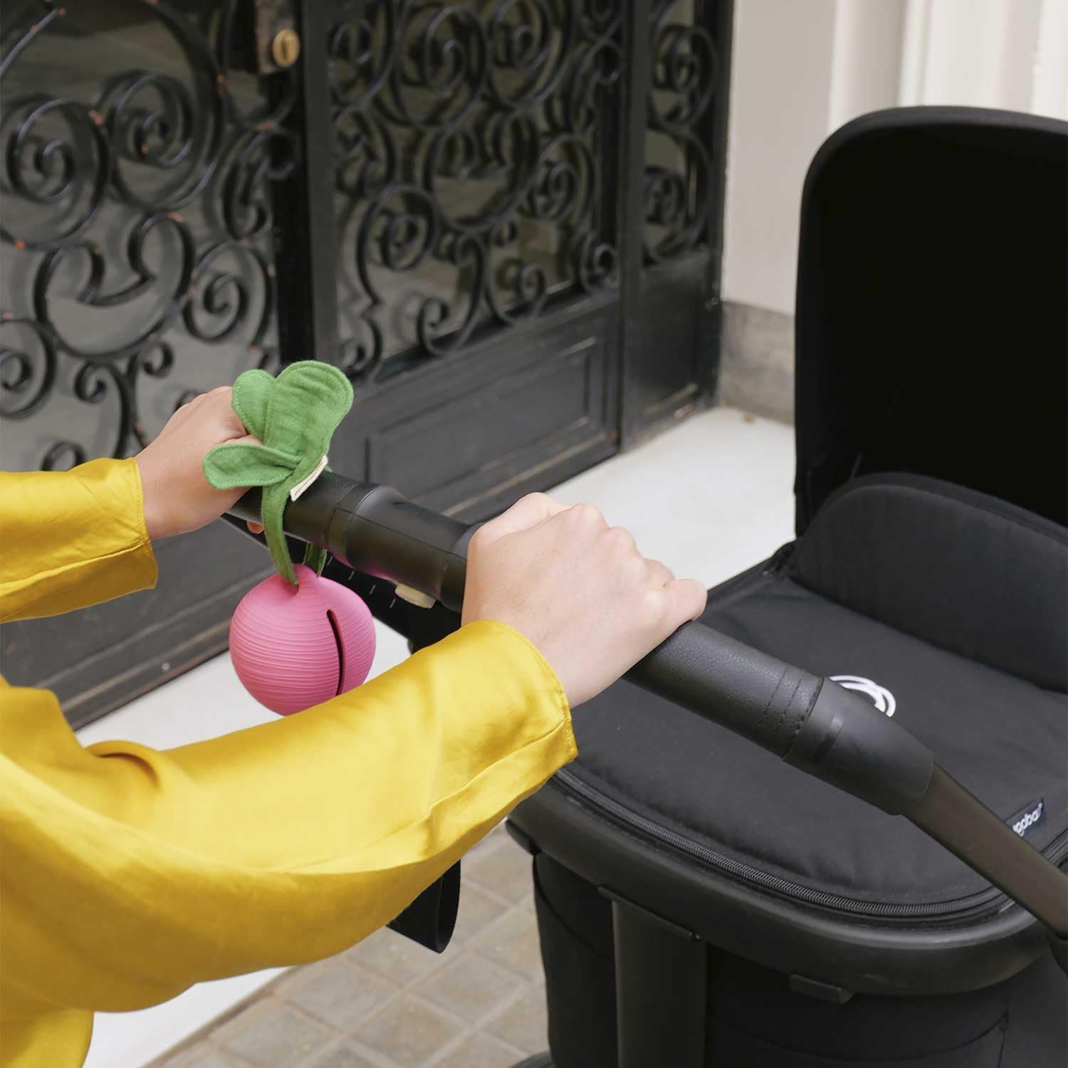 Oli & Carol - Boîte à Sucette en caoutchouc naturel - Cadeau pour parents et bébés - Ramona the Radish