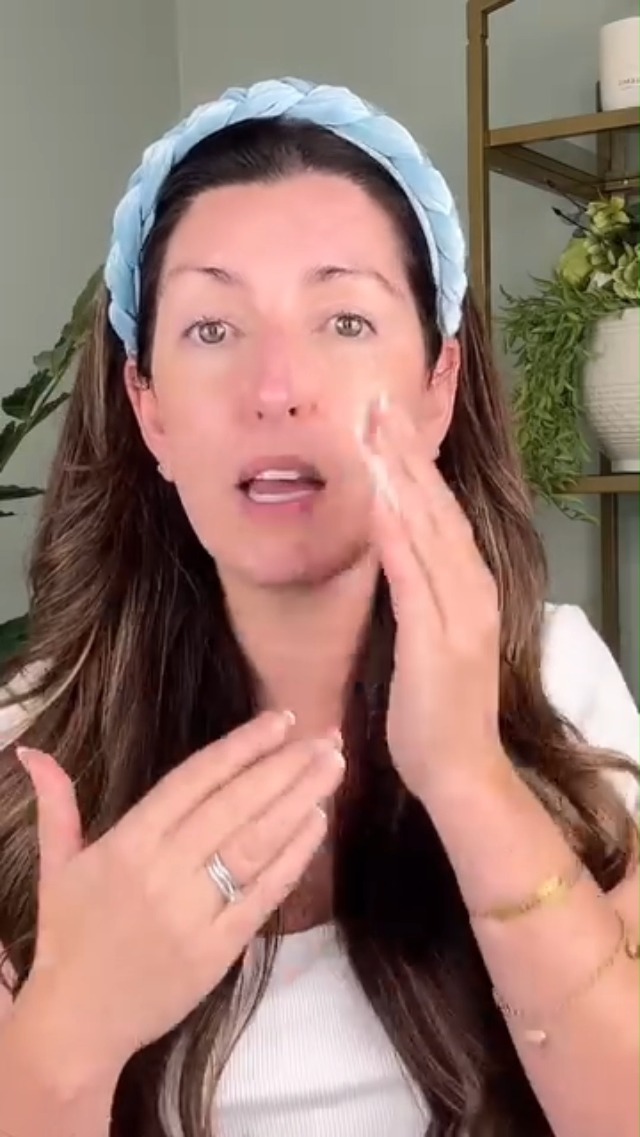 Image of ELEMIS Dynamic Resurfacing Facial Pads, Gentle Textured Treatment Facial Exfoliating Pads