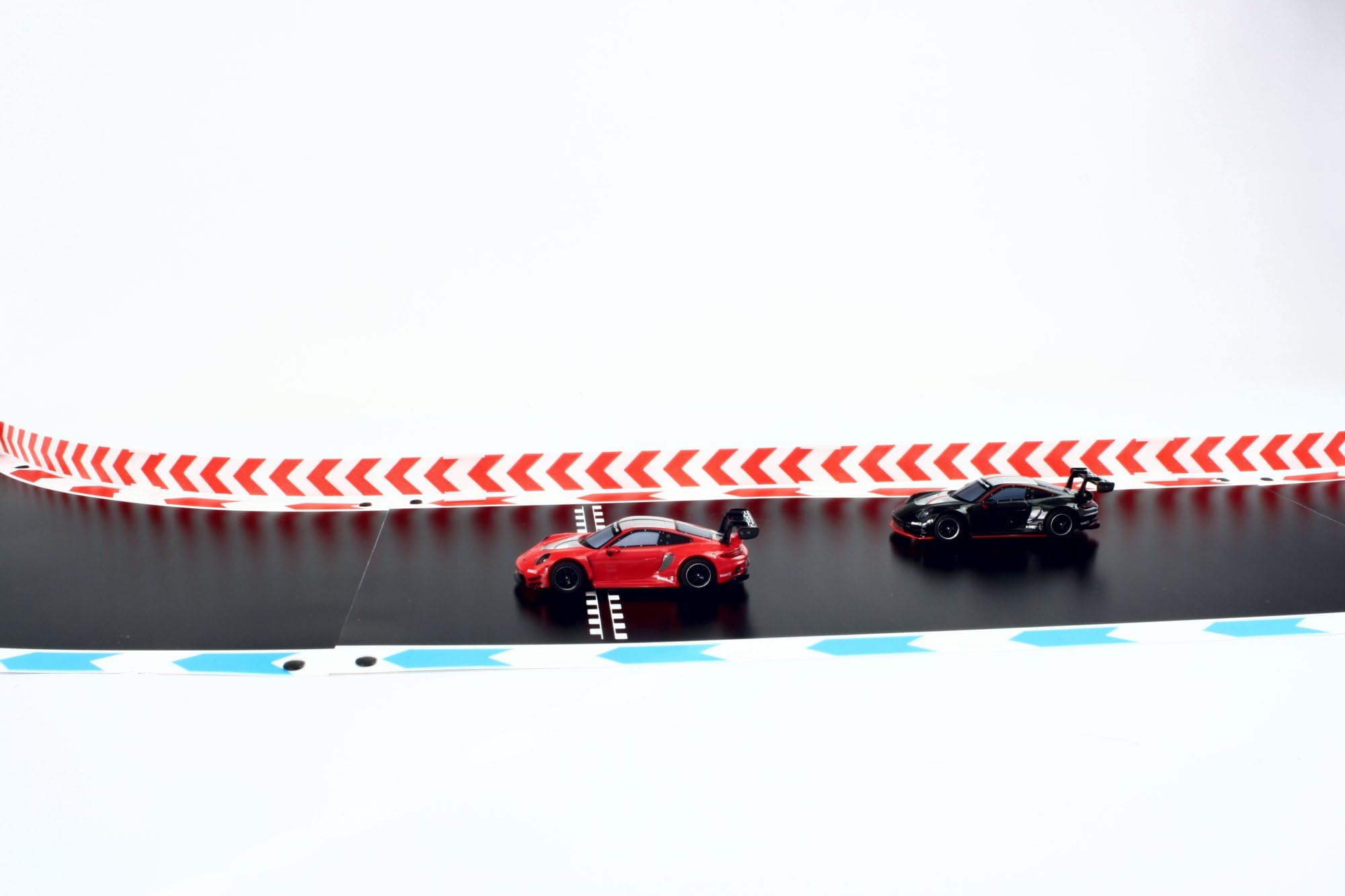 Overdrive-Racing Leitplanken mit Pfeilen für Carrera Hybrid - 1,75m / 6,30m / 12,20m - Begrenzung Kurven Gerade Bande Zaun Fangzaun, Farbe:Weiß-Rot, Länge:6.30 Meter