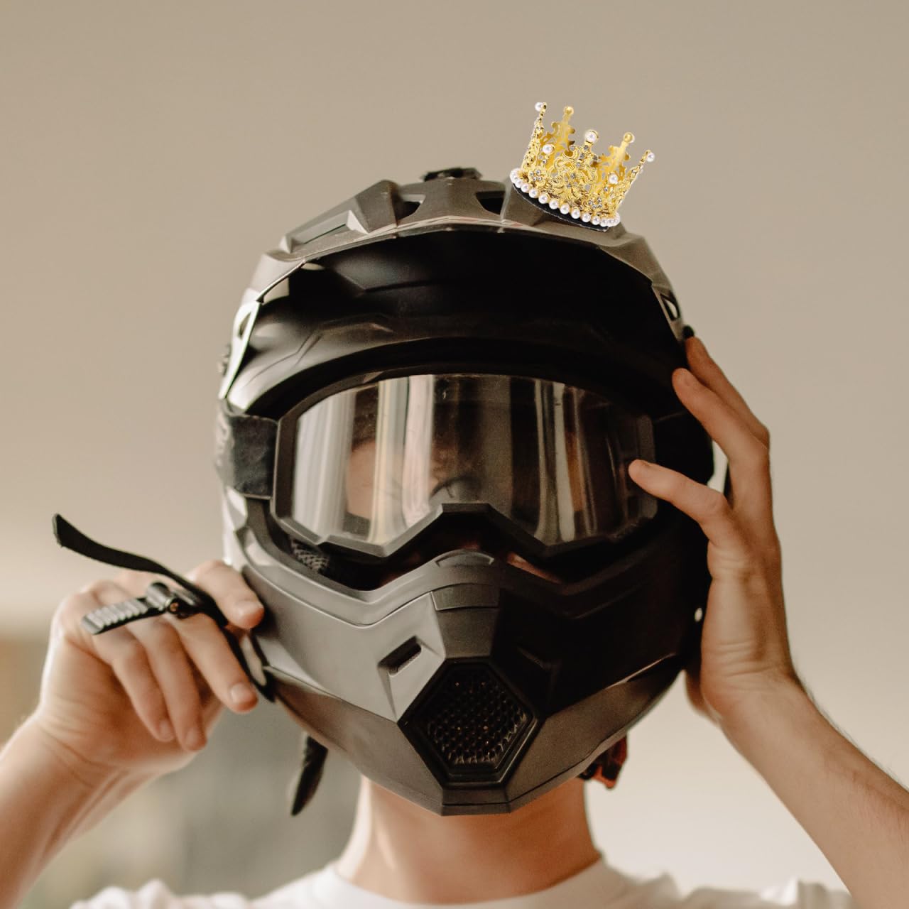 fahrradhelm mit krone iplusmile Helmdekoration Kronenhelm Strasssteinen Für Motorrad Skihelm Elektrofahrrad 3D Selbstklebend Helm Zubehör 7.5X7.5X5.5 cm Auto & Motorrad Farbe:BLACK-NEON MATT metagio 4 Stück Kontaklinsenbehälter, PLU_86561