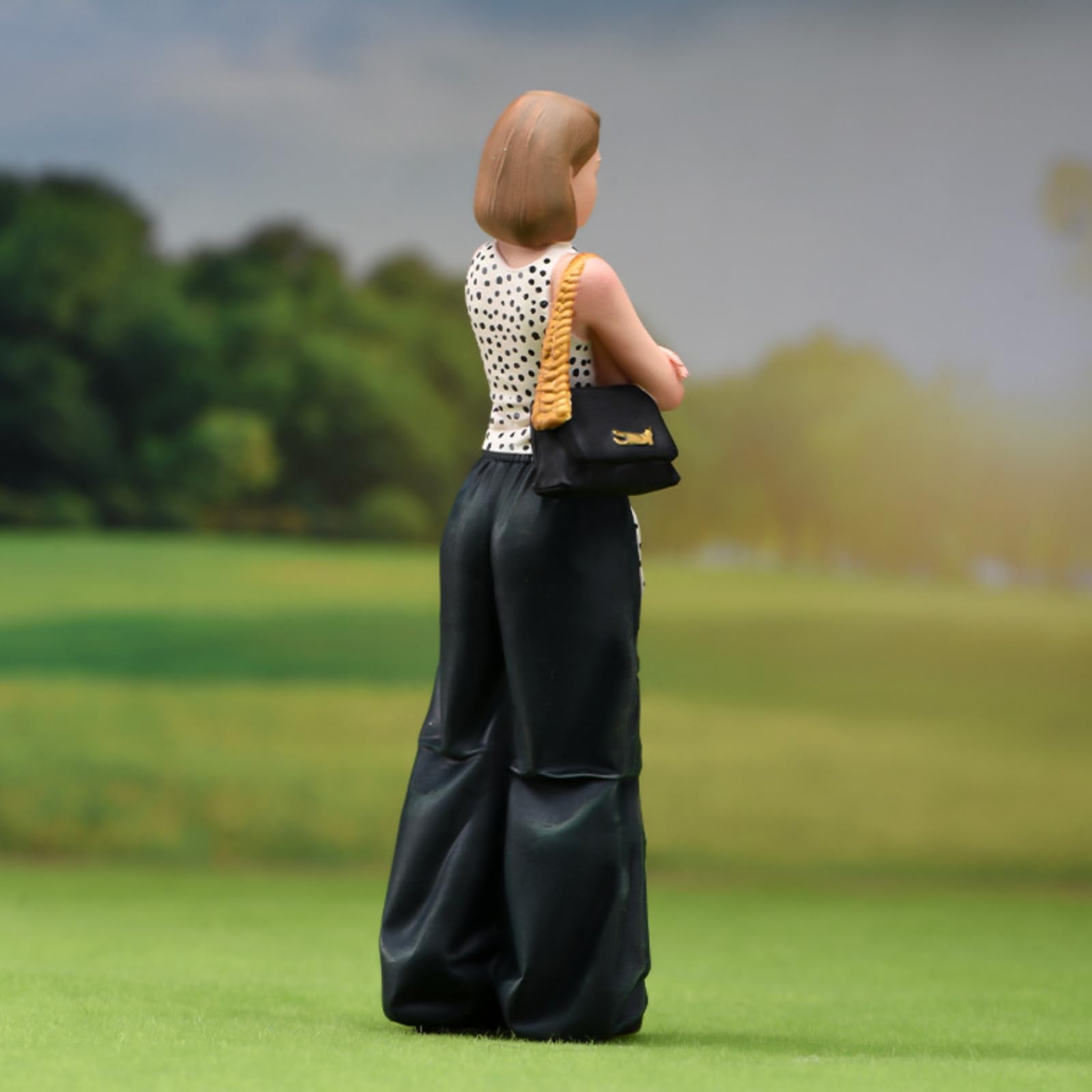 Frauenfigur 1:18 verschränkte Arme stehende Frauenfigur detailreich bemalte Miniaturfiguren