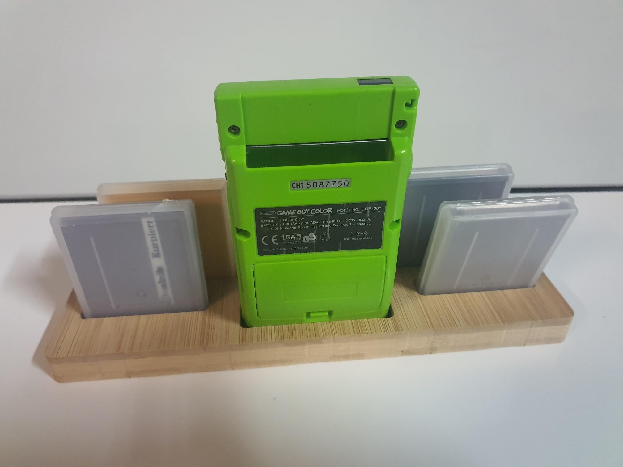 Soporte genérico apto para Nintendo Gameboy Color y 4 juegos en funda protectora.