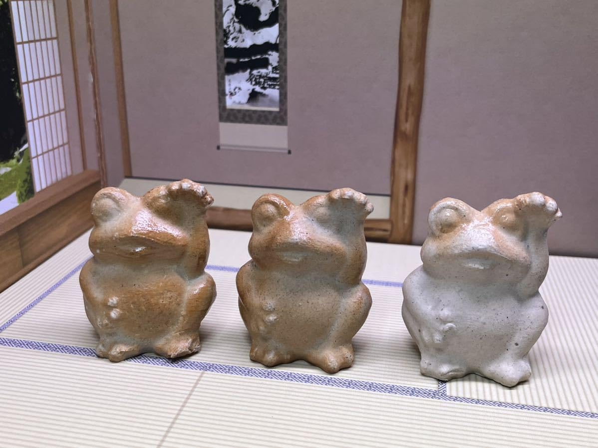 かえる 蛙 の 焼き物 楽天市場】蛙 (子1匹) 7号信楽焼 陶器 置物 かえる 開店祝い