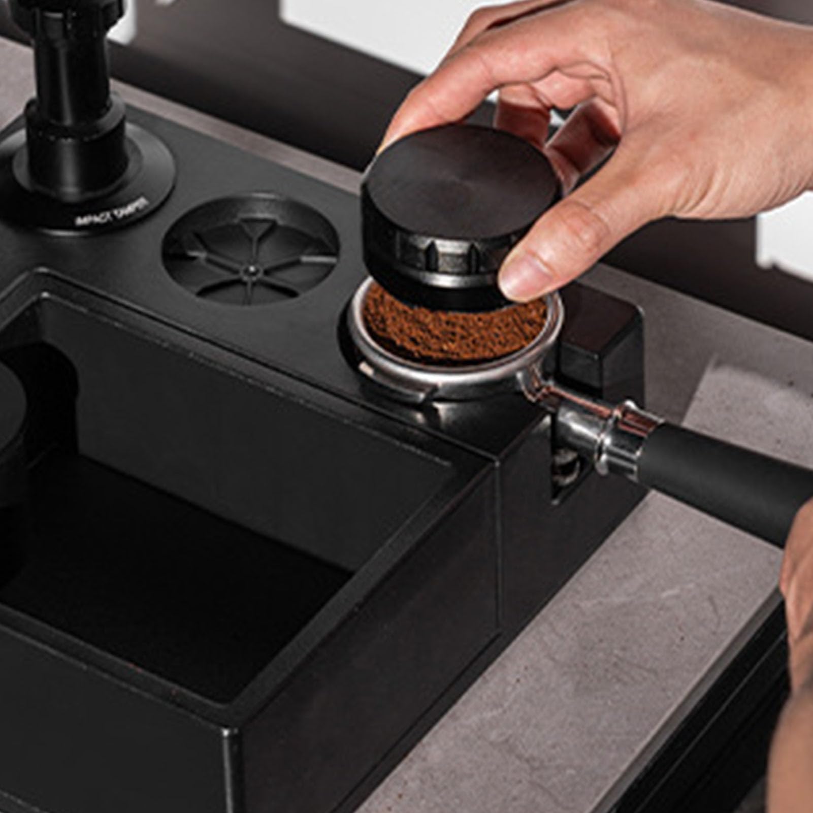Cryfokt Tamperstation, Multifunktionaler Kaffeezubehör-Organizer mit Rutschfester Basis und Klopfbox, für 51 54 58 Mm Siebträger, Tamper-Verteiler (BLACK)