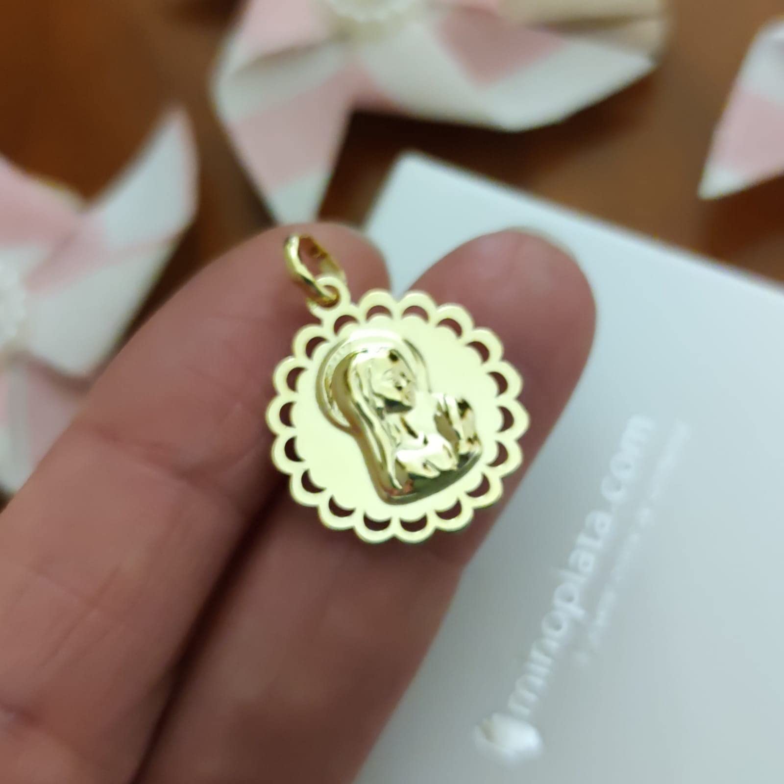 Medalla Virgen Niña 19mm en Plata de ley chapada dorada | Primera Comunión