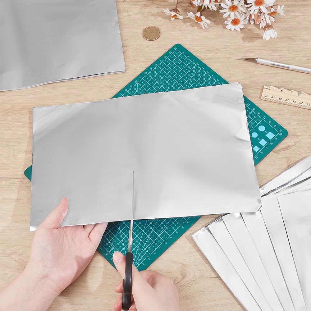 PH PandaHall 50 Feuilles Aluminium Feuilles de Papier 20x30cm Papier Aluminium Feuille Décorative Feuille de Métal Gaufrée pour Salle de Classe Studio à Domicile 50 µm D'Épaisseur Argenterie