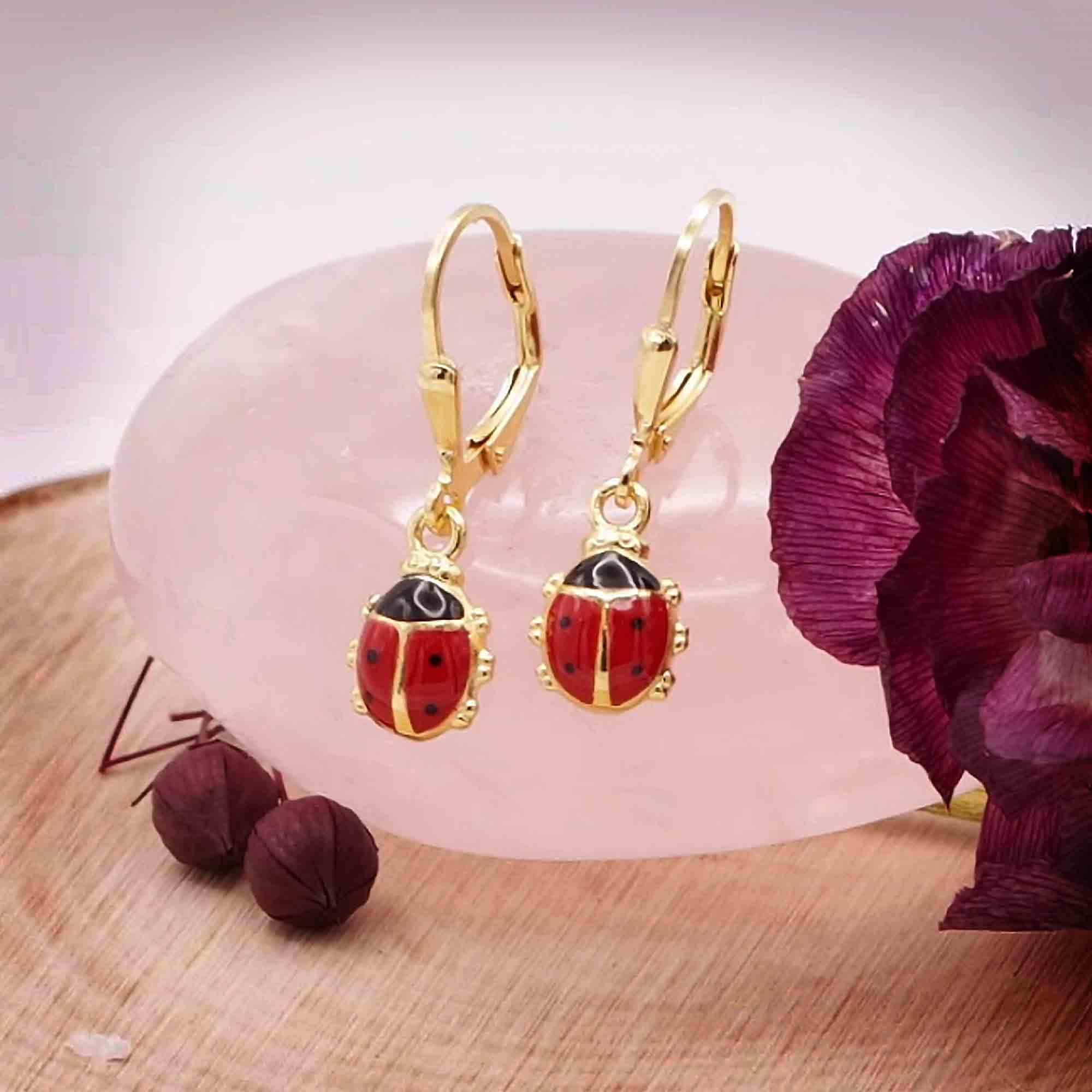 CLEVER SCHMUCK Goldene Marienkäfer Mädchen Ohrringe als Ohrhänger 24 mm mit Käfer 9 mm rot und schwarz lackiert 925 Silber im Etui rosa