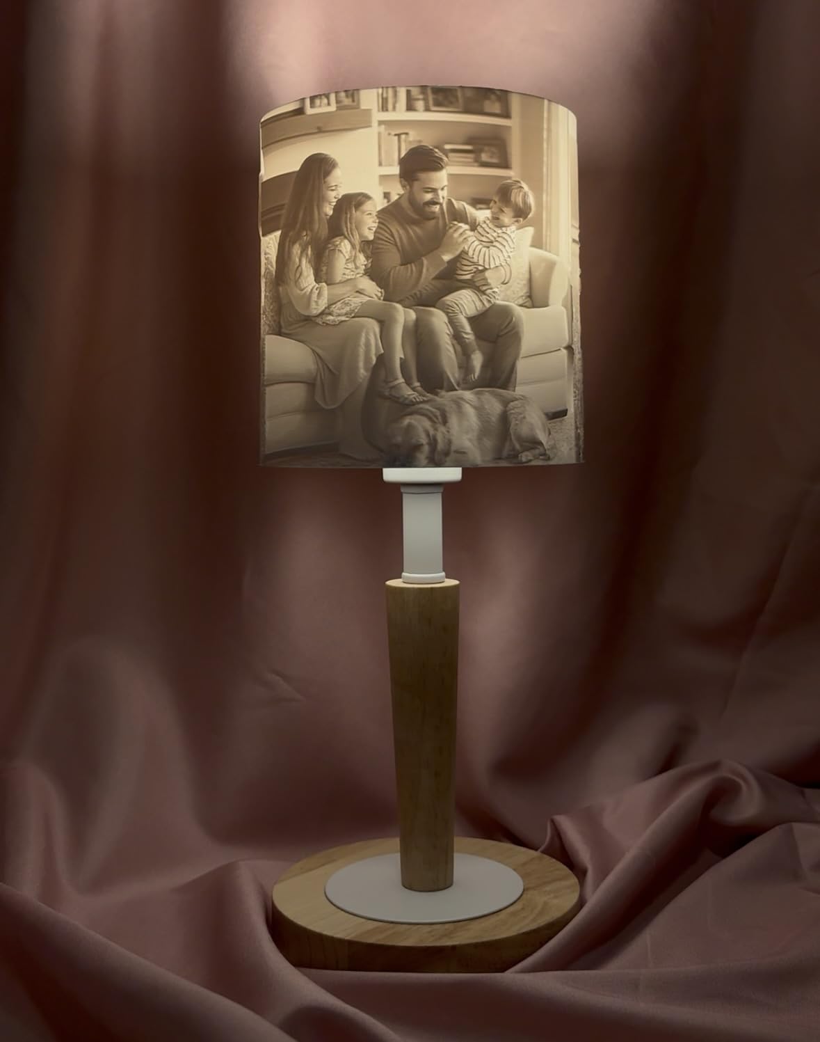 COZY LOOM Lampe mit eigenen Fotos inkl. LED Leuchtmittel – Tischlampe mit Holzfuß – Perfekte Geschenkidee für Weihnachten, Geburtstag, Valentinstag, Hochzeit (Schirm mit 3 Fotos)