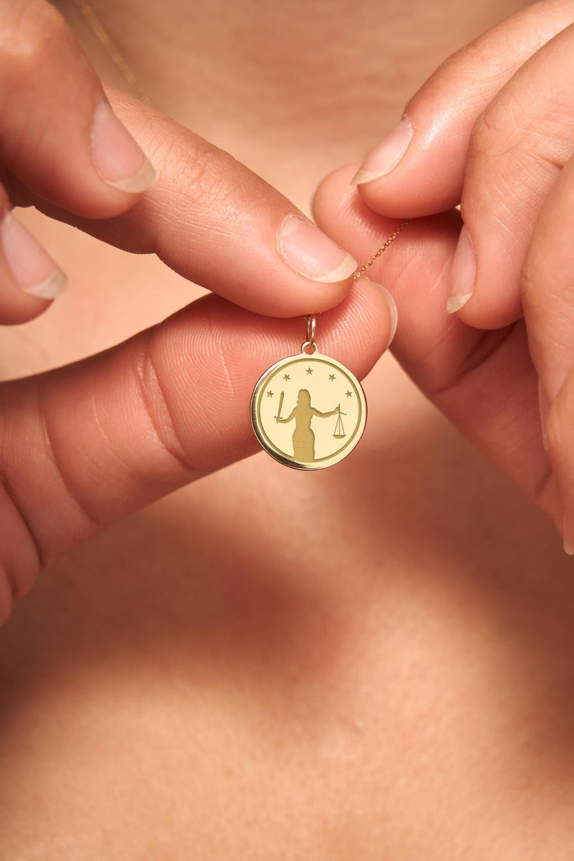 Collana in argento sterling 925 da 22-24 mm | catena da 18 pollici | collana con la giustizia | per laureati in giurisprudenza | gioielli fatti a mano con placcatura in oro | WW_PNK_02119