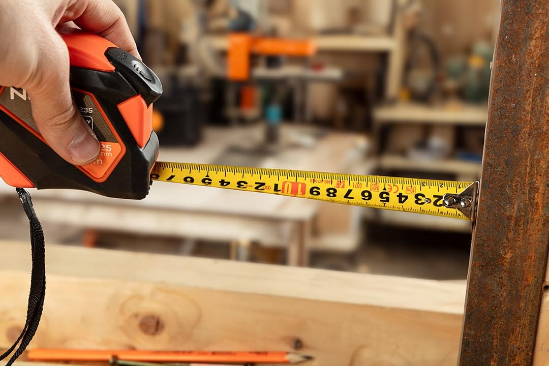 NEO TOOLS Profesjonalna taśma miernicza 3 m – nylonowa taśma stalowa – haczyki magnetyczne – przyciski zatrzymania – automatyczne zatrzymywanie taśmy – szerokość taśmy 16 mm – dokładność MID