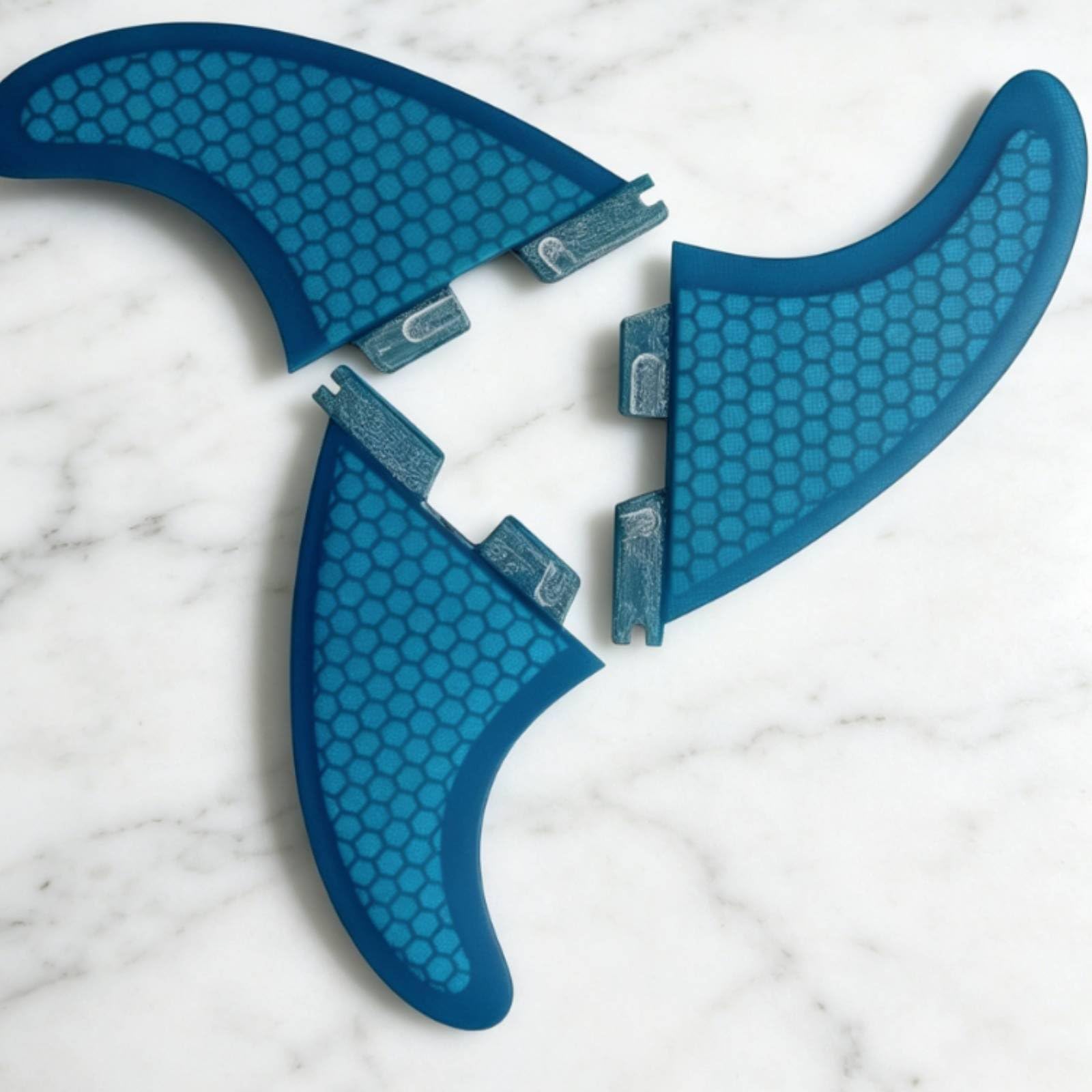 Surfboard Fin Ersatzflosse Set Surfbrettflosse Dreifachfinne Fiberglas Wabenkern Halt Passend für II Finboxen für Freizeit Übung Meer