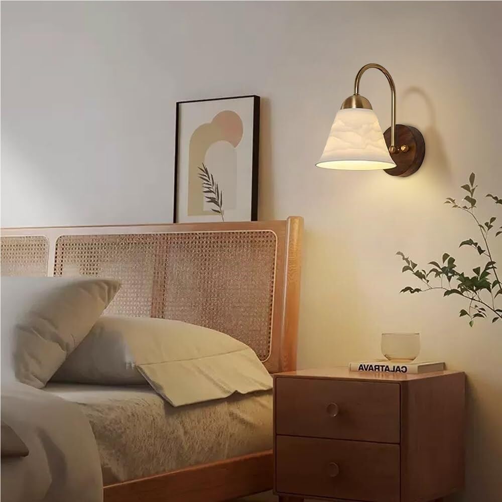 Vintage biała ceramiczna lampa ścienna, gwint E27, drewniany uchwyt ścienny, idealny do salonu, sypialni, przedpokoju lub schodów.