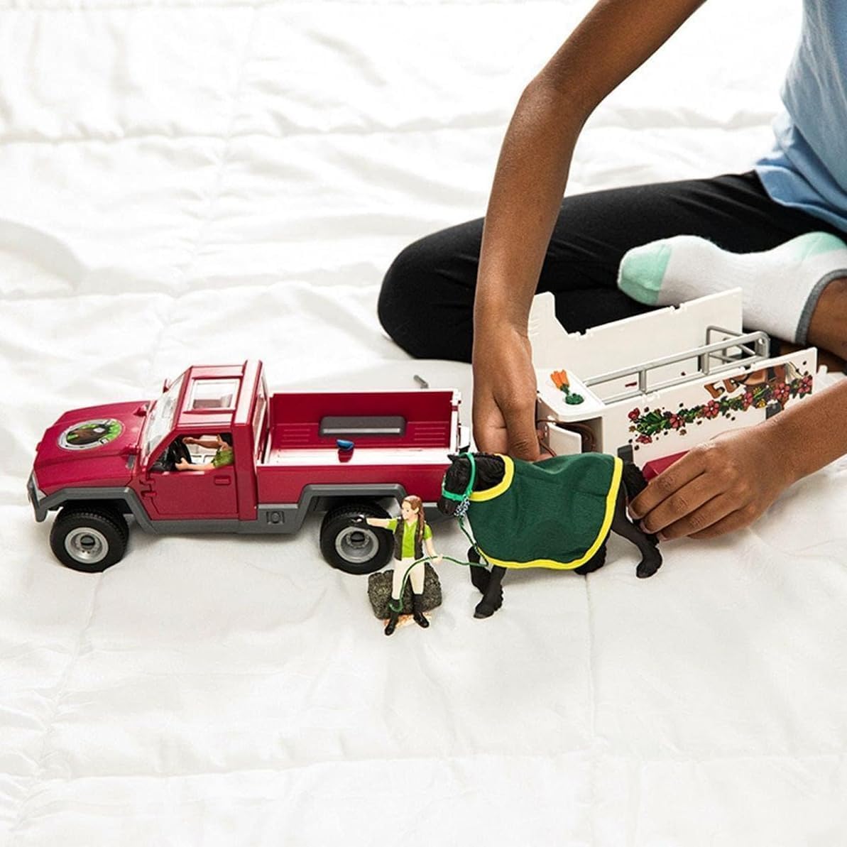 SCHLEICH HORSE CLUB | Pick-up con rimorchio per cavalli 42346 | Set con veicolo, rimorchio, cavallo, 2 personaggi umani e accessori | Giocattolo equestre & regalo per bambini | Set da 38 pezzi