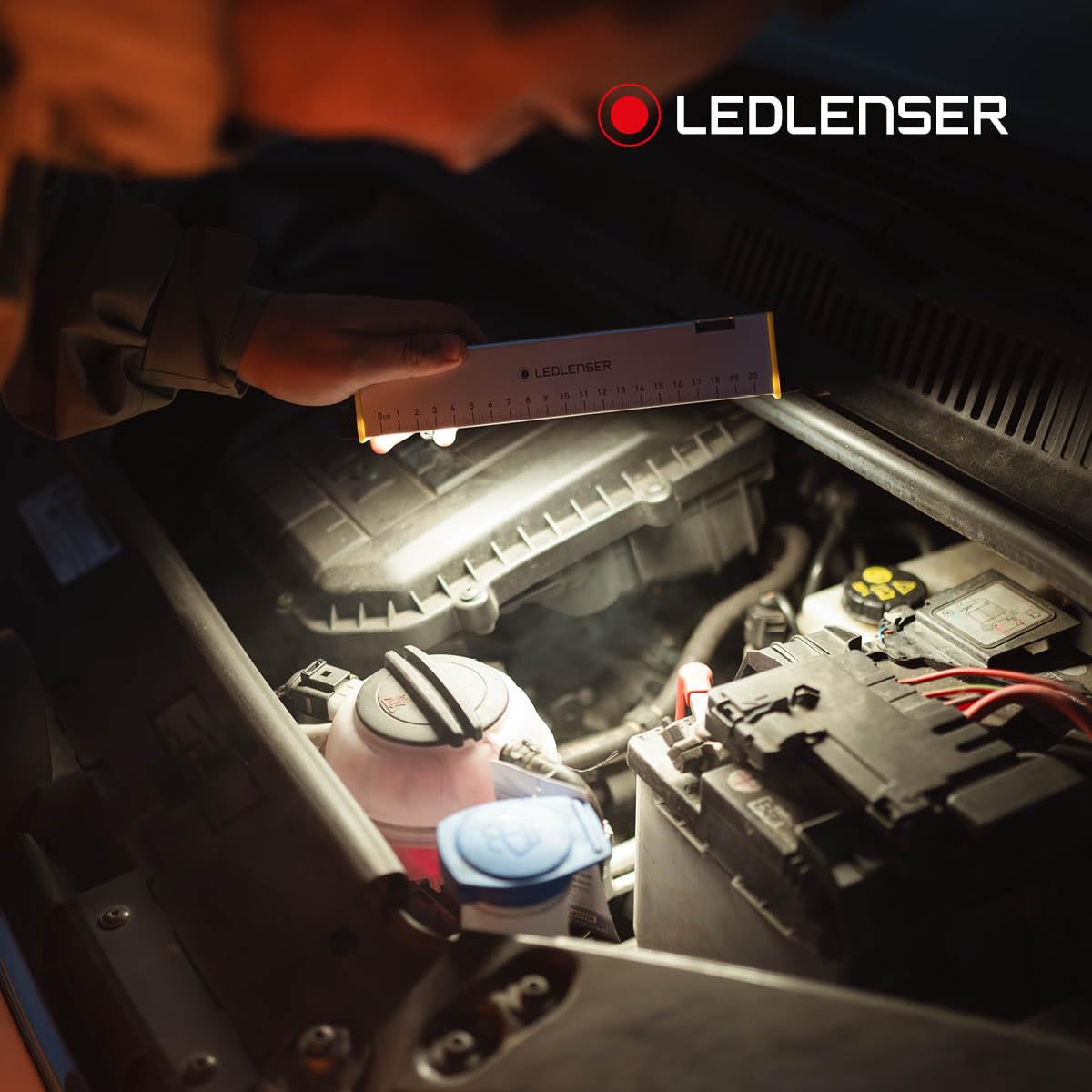 Ledlenser AF2R Work Akku-Flutlichtstrahler, 1000lm, bis zu 35h Laufzeit, | Magnetische, tragbare Arbeitsleuchte, IP54, 7000 K Weißlicht, kabellos, inkl. Haken, USB-C, 332g, LED-Leuchte für Heimwerken