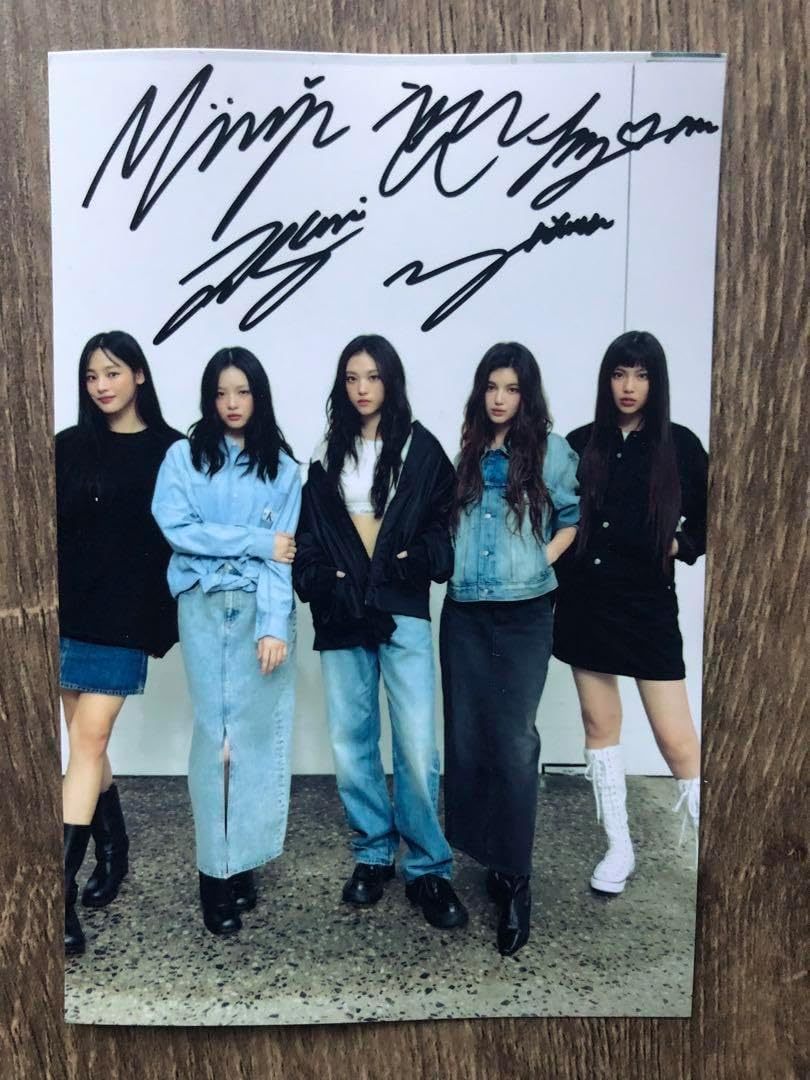 ニュージーンズ NEW JEANS 直筆サイン入り 集合写真 オートグラフ