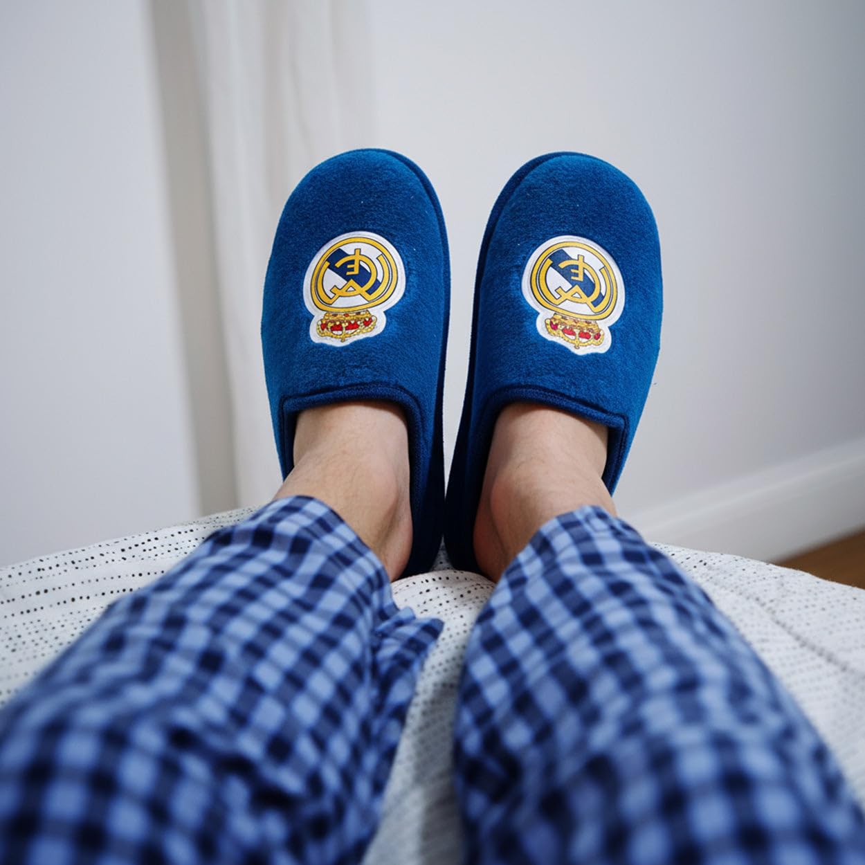 MARPEN SLIPPERS Real Madrid CF Oficiales – Zapatillas Estar por Casa Niño Cómodas y Antideslizantes - Zapatillas Andar por Casa Ligeras - Zapatos Niña Invierno Cálidos - Azul - Talla 34